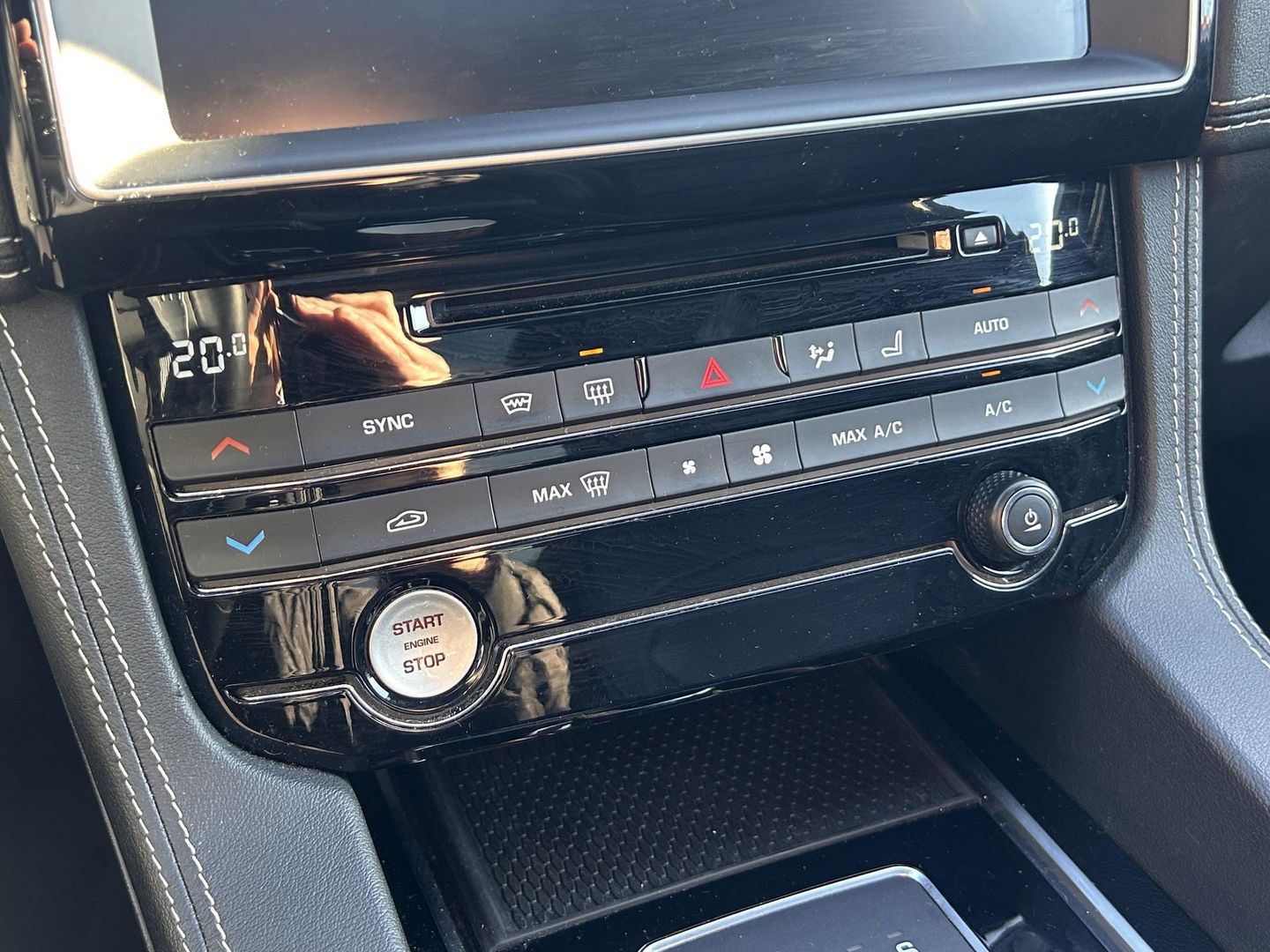 Jaguar F-PACE 2.0d AWD R-Sport R-Sport | GRIJS KENTEKEN | 4X4 | TREKHAAK 2400KG | Vol opties! | PANO | LED | Elektr. Verstelbare stoelen | Stuurverwarming