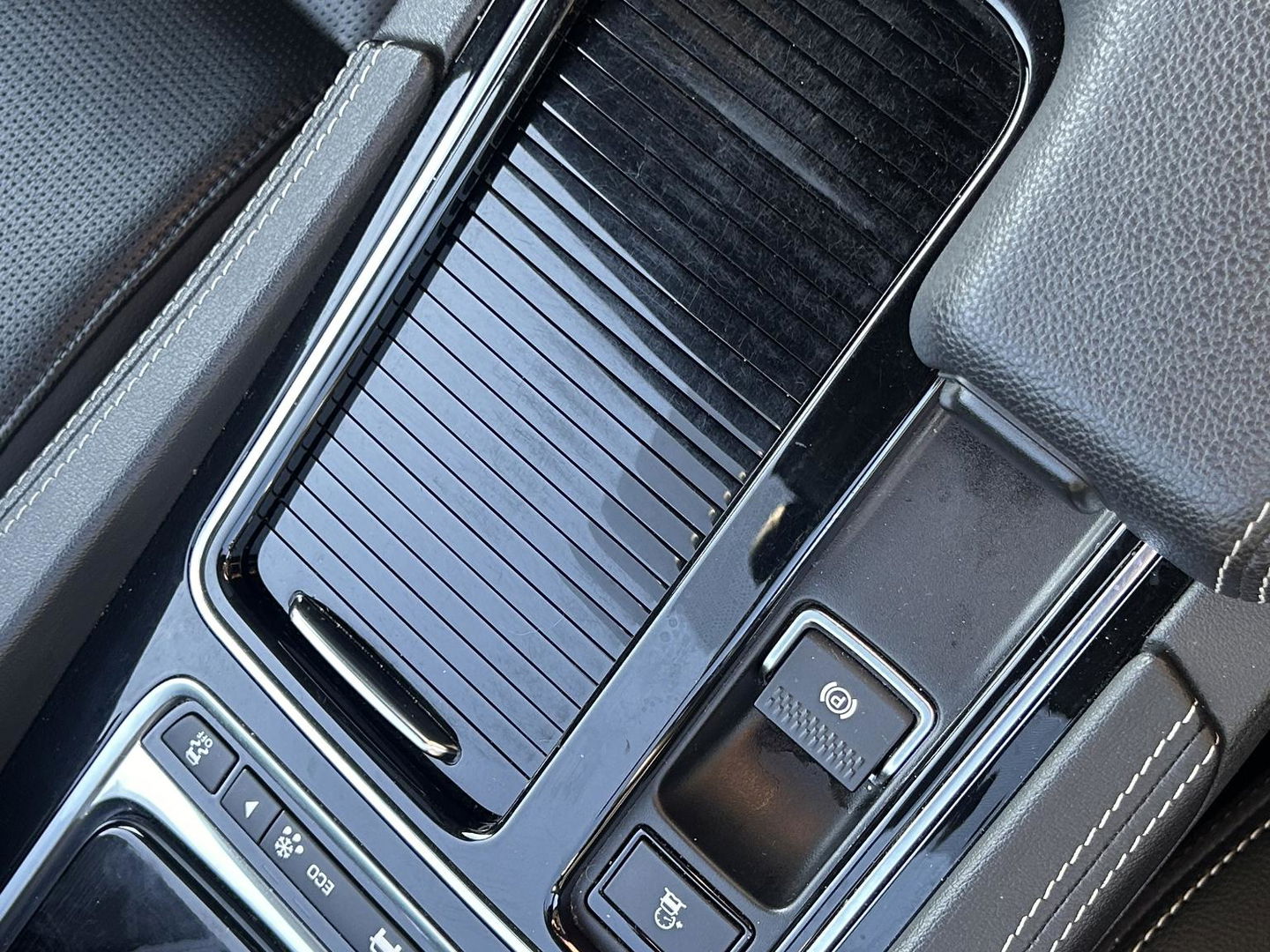 Jaguar F-PACE 2.0d AWD R-Sport R-Sport | GRIJS KENTEKEN | 4X4 | TREKHAAK 2400KG | Vol opties! | PANO | LED | Elektr. Verstelbare stoelen | Stuurverwarming