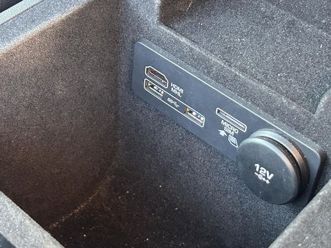 Jaguar F-PACE 2.0d AWD R-Sport R-Sport | GRIJS KENTEKEN | 4X4 | TREKHAAK 2400KG | Vol opties! | PANO | LED | Elektr. Verstelbare stoelen | Stuurverwarming