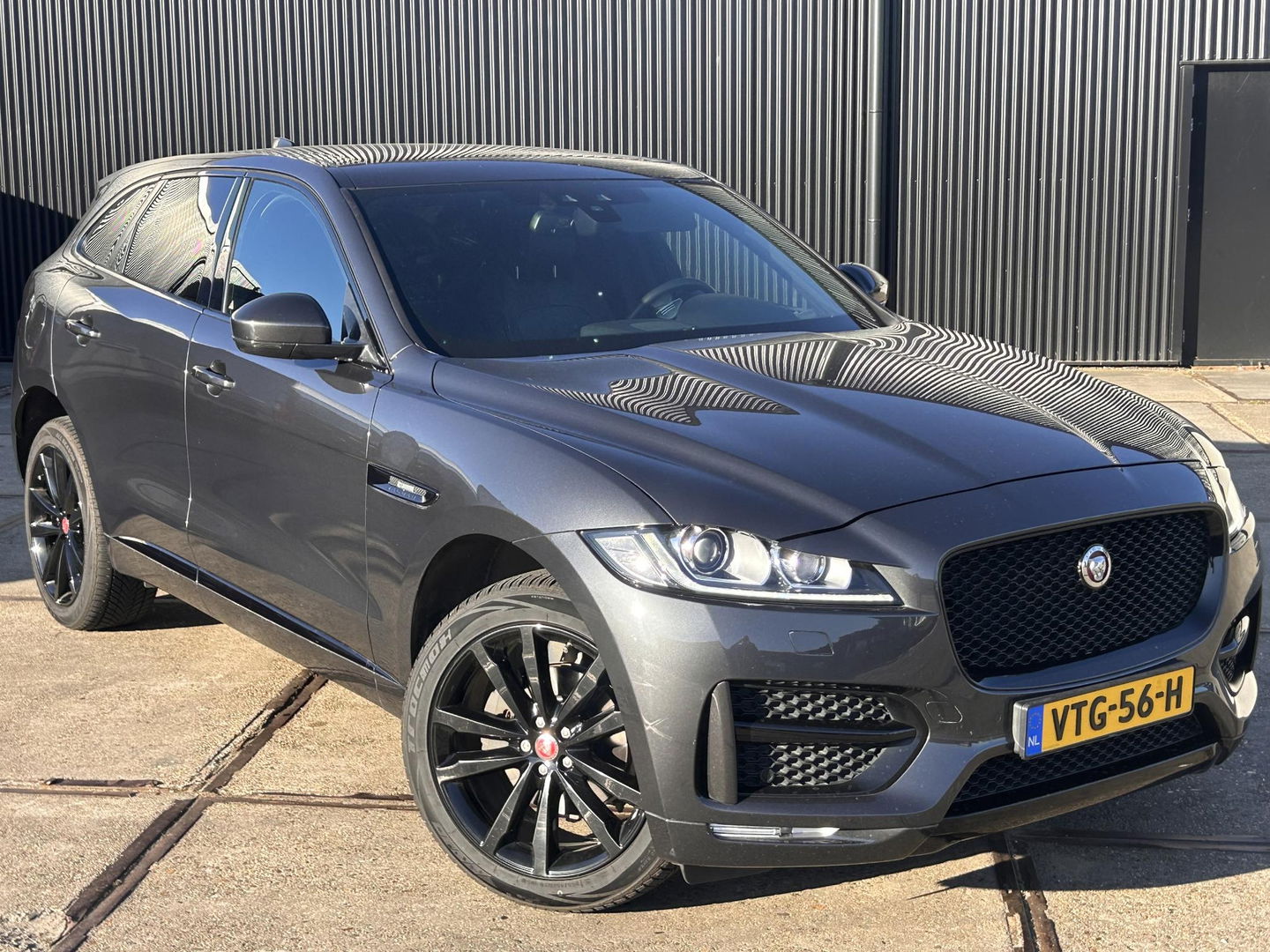 Jaguar F-PACE 2.0d AWD R-Sport R-Sport | GRIJS KENTEKEN | 4X4 | TREKHAAK 2400KG | Vol opties! | PANO | LED | Elektr. Verstelbare stoelen | Stuurverwarming