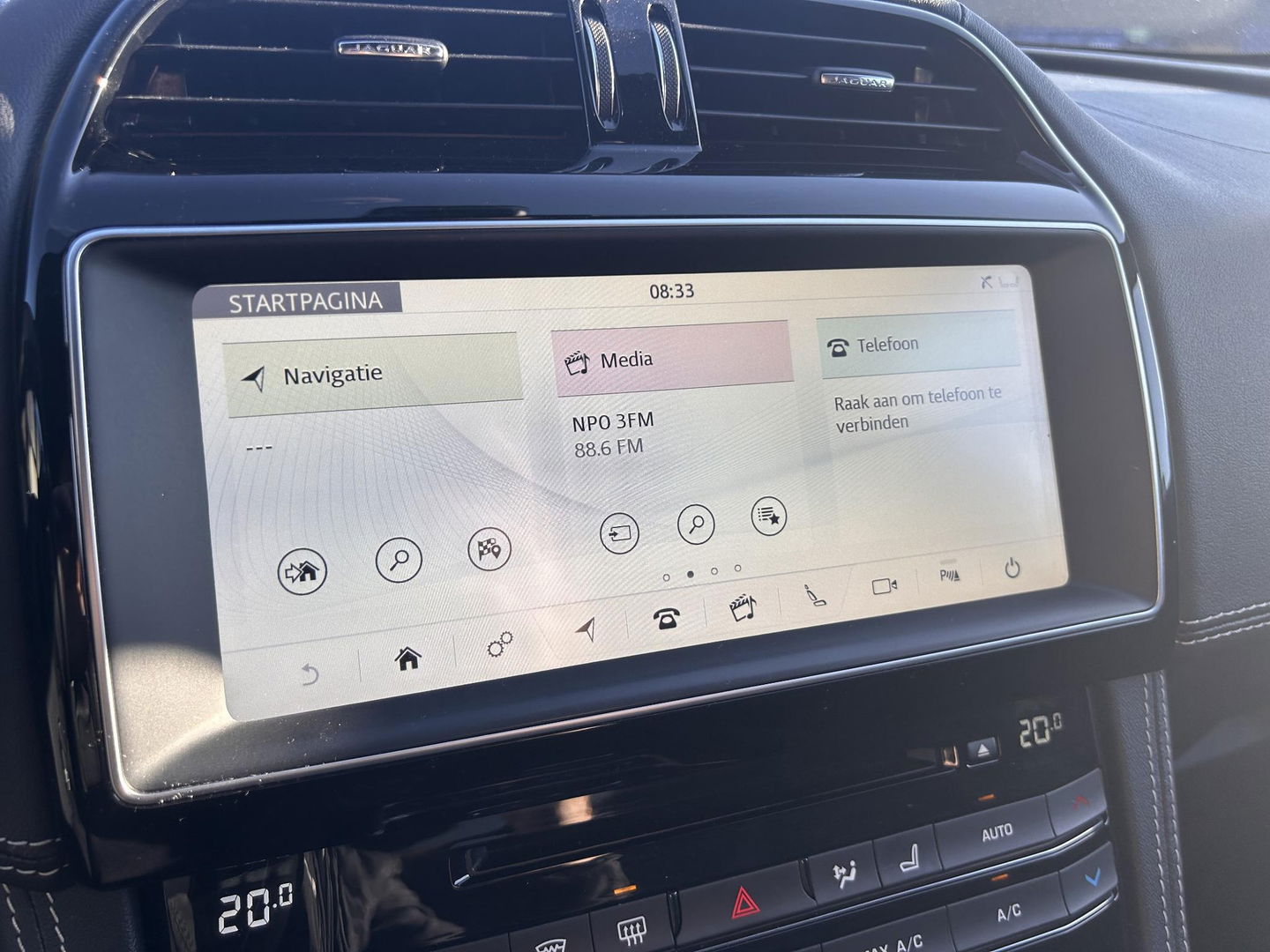 Jaguar F-PACE 2.0d AWD R-Sport R-Sport | GRIJS KENTEKEN | 4X4 | TREKHAAK 2400KG | Vol opties! | PANO | LED | Elektr. Verstelbare stoelen | Stuurverwarming