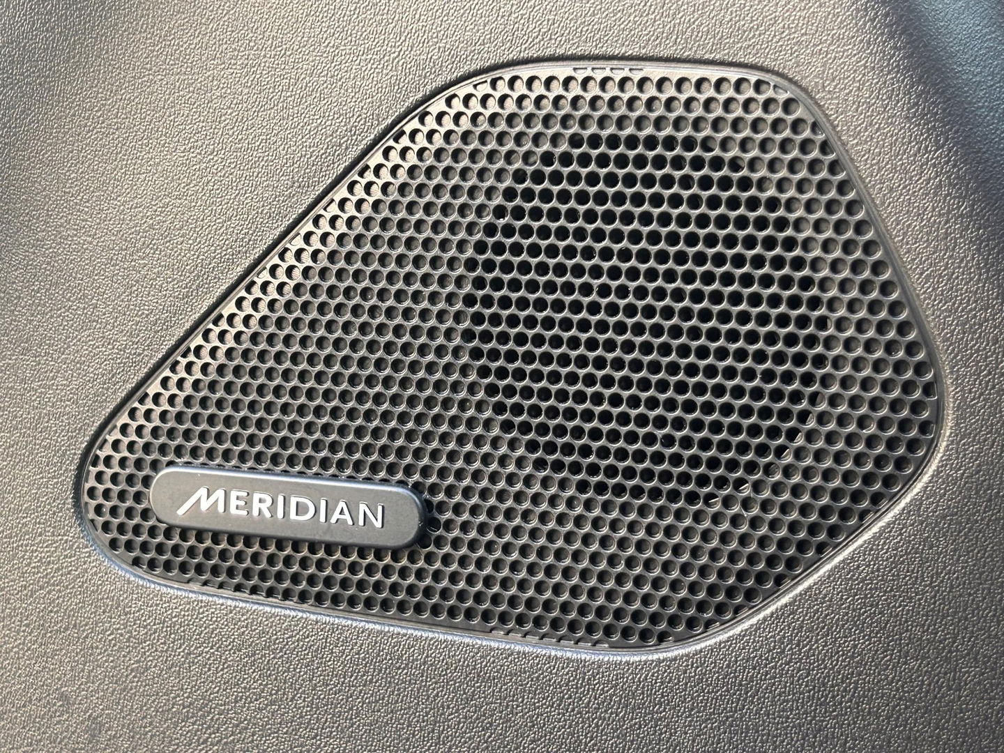 Jaguar F-PACE 2.0d AWD R-Sport R-Sport | GRIJS KENTEKEN | 4X4 | TREKHAAK 2400KG | Vol opties! | PANO | LED | Elektr. Verstelbare stoelen | Stuurverwarming