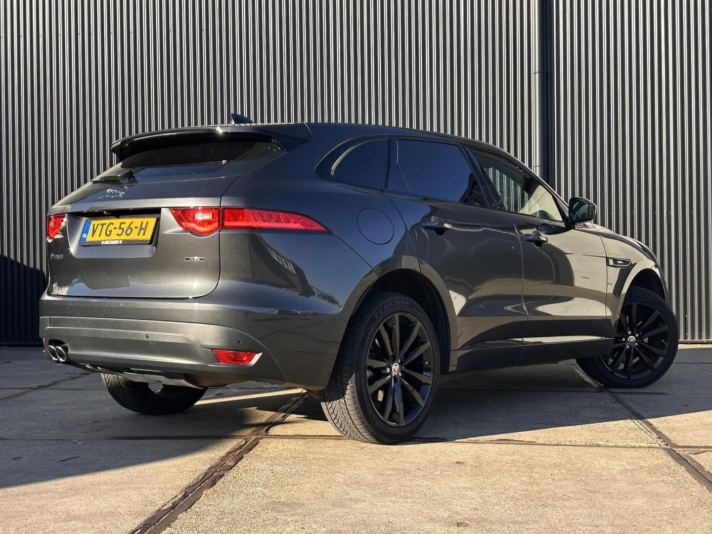 Jaguar F-PACE 2.0d AWD R-Sport R-Sport | GRIJS KENTEKEN | 4X4 | TREKHAAK 2400KG | Vol opties! | PANO | LED | Elektr. Verstelbare stoelen | Stuurverwarming
