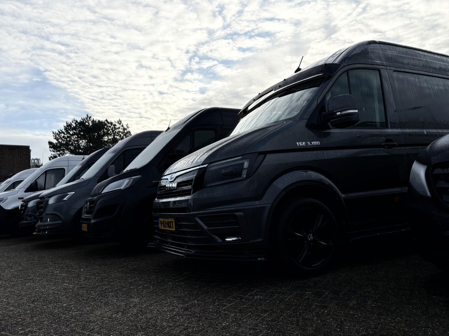 MAN TGE 35 2.0 L3H3 LUXE | LEDER | GASGEVEERDE CHAUFFEURSSTOEL | LED | CRUISE | LMV | SIDEBARS | DIK UITGEVOERD