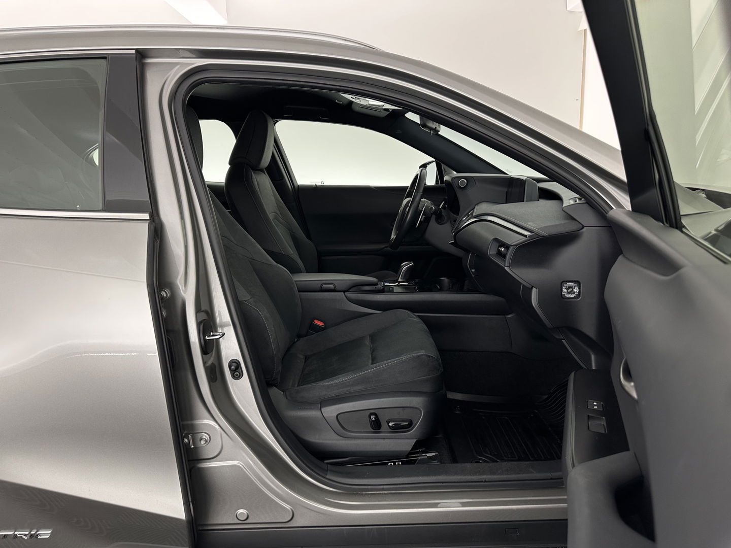 Lexus UX 300e Business 54 kWh (INCL-BTW) *HEATPUMP | MICROFIBRE | DIGI-COCKPIT | FULL-LED | NAVI-FULLMAP | DAB+ | KEYLESS | CAMERA | COMFORTSEATS | ECC | CARPLAY | SHIFTPADDLES | BLINDSPOT | ADAPTIVE-CRUISE | 17''ALU*