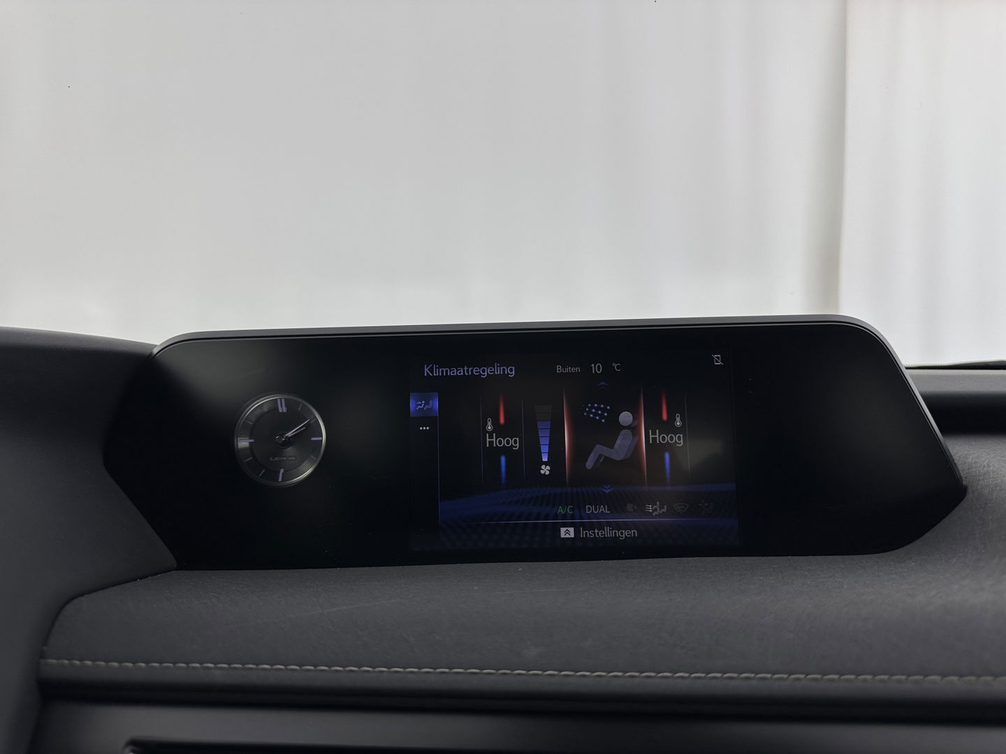 Lexus UX 300e Business 54 kWh (INCL-BTW) *HEATPUMP | MICROFIBRE | DIGI-COCKPIT | FULL-LED | NAVI-FULLMAP | DAB+ | KEYLESS | CAMERA | COMFORTSEATS | ECC | CARPLAY | SHIFTPADDLES | BLINDSPOT | ADAPTIVE-CRUISE | 17''ALU*