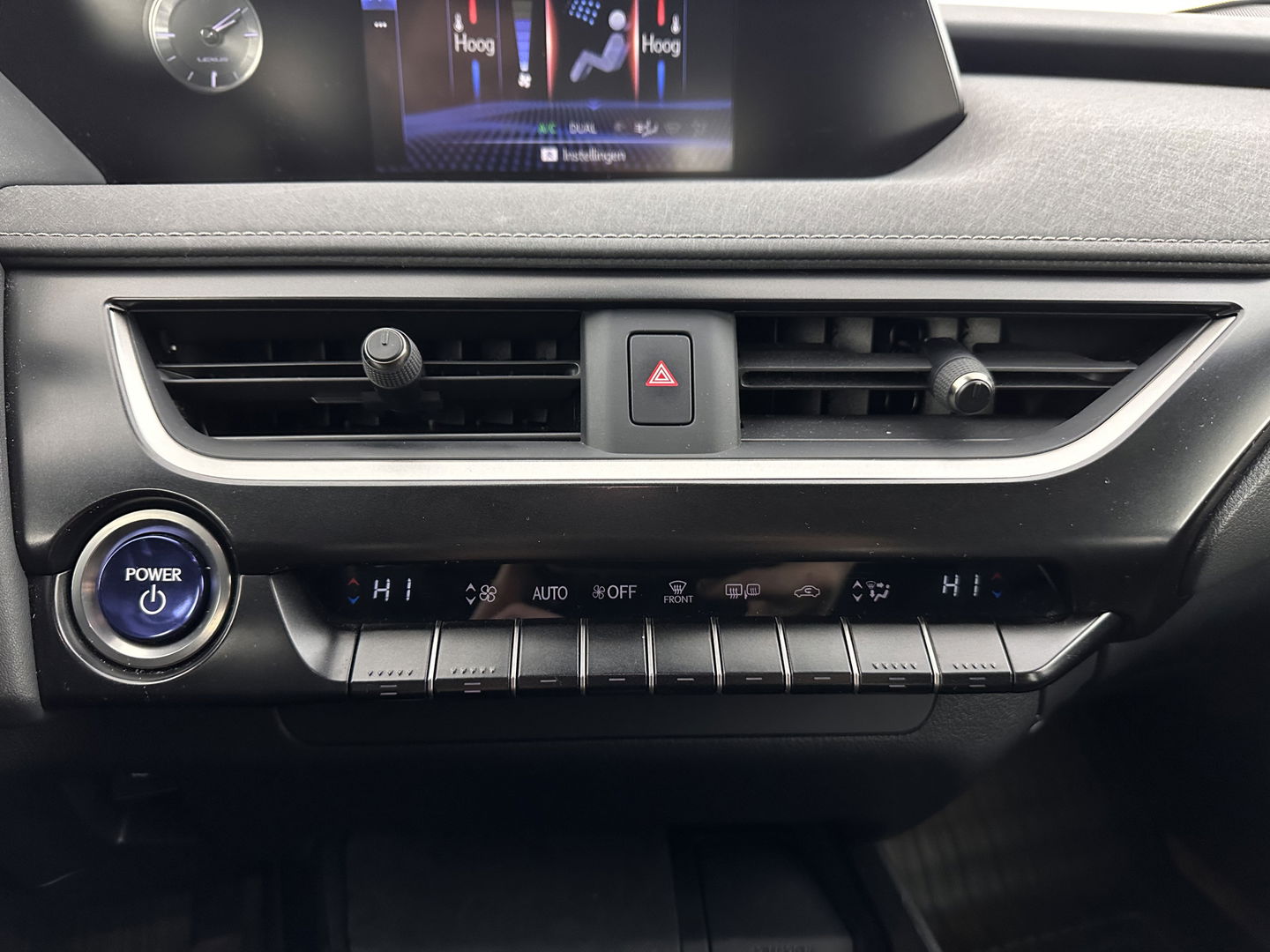 Lexus UX 300e Business 54 kWh (INCL-BTW) *HEATPUMP | MICROFIBRE | DIGI-COCKPIT | FULL-LED | NAVI-FULLMAP | DAB+ | KEYLESS | CAMERA | COMFORTSEATS | ECC | CARPLAY | SHIFTPADDLES | BLINDSPOT | ADAPTIVE-CRUISE | 17''ALU*