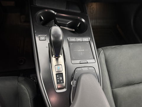 Lexus UX 300e Business 54 kWh (INCL-BTW) *HEATPUMP | MICROFIBRE | DIGI-COCKPIT | FULL-LED | NAVI-FULLMAP | DAB+ | KEYLESS | CAMERA | COMFORTSEATS | ECC | CARPLAY | SHIFTPADDLES | BLINDSPOT | ADAPTIVE-CRUISE | 17''ALU*