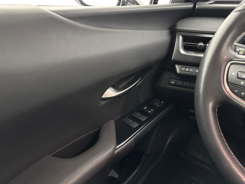 Lexus UX 300e Business 54 kWh (INCL-BTW) *HEATPUMP | MICROFIBRE | DIGI-COCKPIT | FULL-LED | NAVI-FULLMAP | DAB+ | KEYLESS | CAMERA | COMFORTSEATS | ECC | CARPLAY | SHIFTPADDLES | BLINDSPOT | ADAPTIVE-CRUISE | 17''ALU*