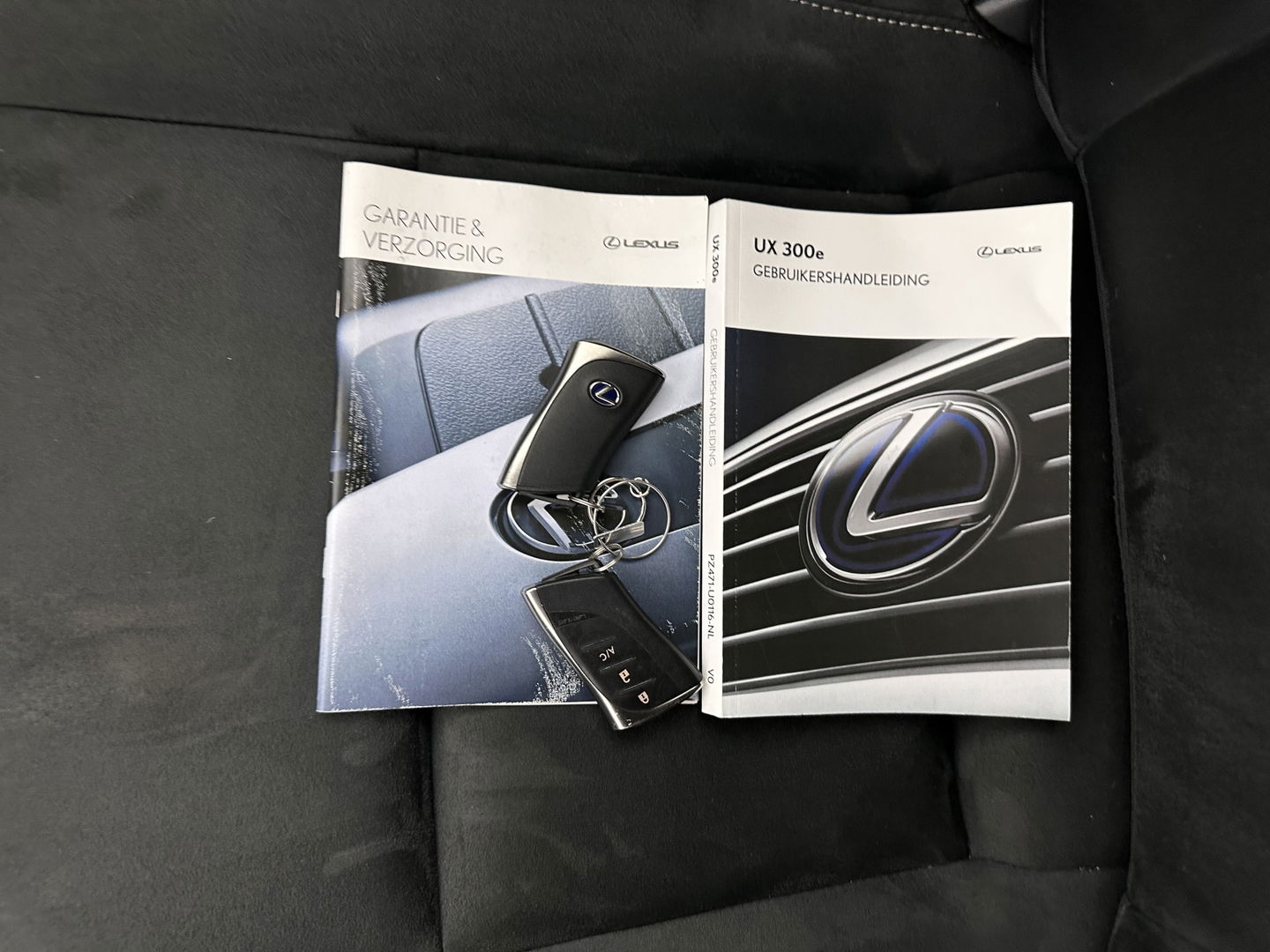 Lexus UX 300e Business 54 kWh (INCL-BTW) *HEATPUMP | MICROFIBRE | DIGI-COCKPIT | FULL-LED | NAVI-FULLMAP | DAB+ | KEYLESS | CAMERA | COMFORTSEATS | ECC | CARPLAY | SHIFTPADDLES | BLINDSPOT | ADAPTIVE-CRUISE | 17''ALU*