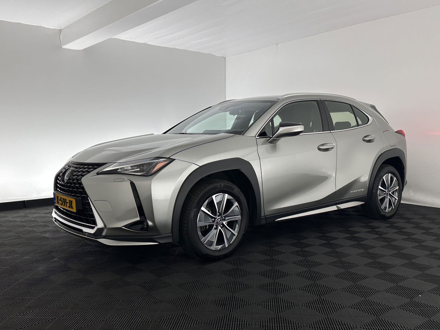 Lexus UX 300e Business 54 kWh (INCL-BTW) *HEATPUMP | MICROFIBRE | DIGI-COCKPIT | FULL-LED | NAVI-FULLMAP | DAB+ | KEYLESS | CAMERA | COMFORTSEATS | ECC | CARPLAY | SHIFTPADDLES | BLINDSPOT | ADAPTIVE-CRUISE | 17''ALU*