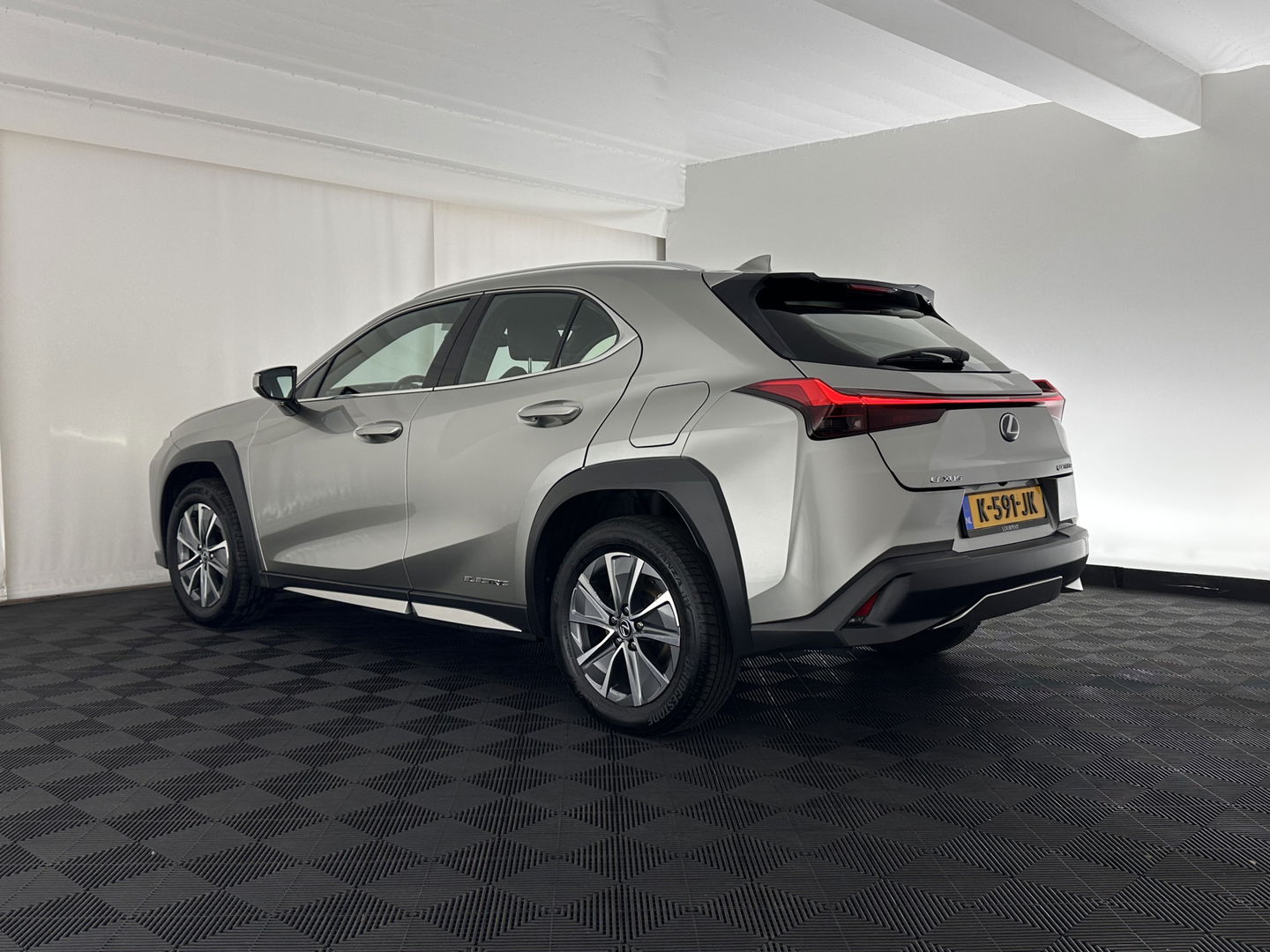 Lexus UX 300e Business 54 kWh (INCL-BTW) *HEATPUMP | MICROFIBRE | DIGI-COCKPIT | FULL-LED | NAVI-FULLMAP | DAB+ | KEYLESS | CAMERA | COMFORTSEATS | ECC | CARPLAY | SHIFTPADDLES | BLINDSPOT | ADAPTIVE-CRUISE | 17''ALU*