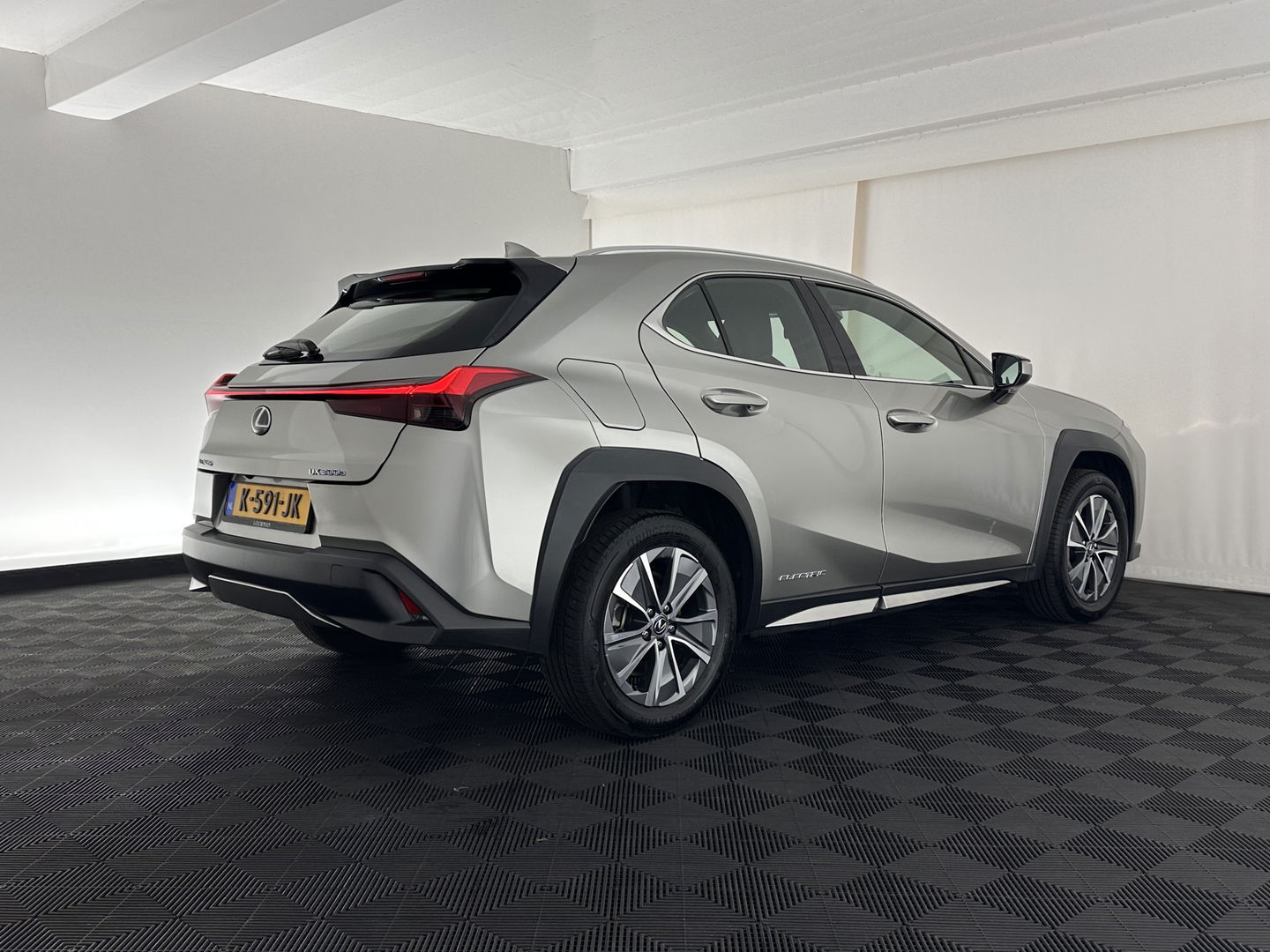 Lexus UX 300e Business 54 kWh (INCL-BTW) *HEATPUMP | MICROFIBRE | DIGI-COCKPIT | FULL-LED | NAVI-FULLMAP | DAB+ | KEYLESS | CAMERA | COMFORTSEATS | ECC | CARPLAY | SHIFTPADDLES | BLINDSPOT | ADAPTIVE-CRUISE | 17''ALU*