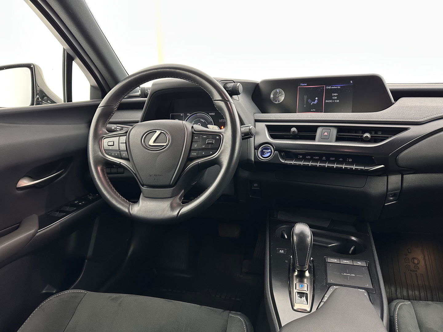 Lexus UX 300e Business 54 kWh (INCL-BTW) *HEATPUMP | MICROFIBRE | DIGI-COCKPIT | FULL-LED | NAVI-FULLMAP | DAB+ | KEYLESS | CAMERA | COMFORTSEATS | ECC | CARPLAY | SHIFTPADDLES | BLINDSPOT | ADAPTIVE-CRUISE | 17''ALU*