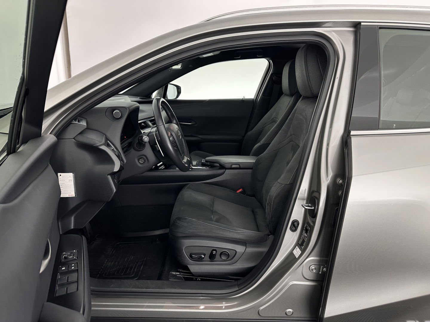 Lexus UX 300e Business 54 kWh (INCL-BTW) *HEATPUMP | MICROFIBRE | DIGI-COCKPIT | FULL-LED | NAVI-FULLMAP | DAB+ | KEYLESS | CAMERA | COMFORTSEATS | ECC | CARPLAY | SHIFTPADDLES | BLINDSPOT | ADAPTIVE-CRUISE | 17''ALU*