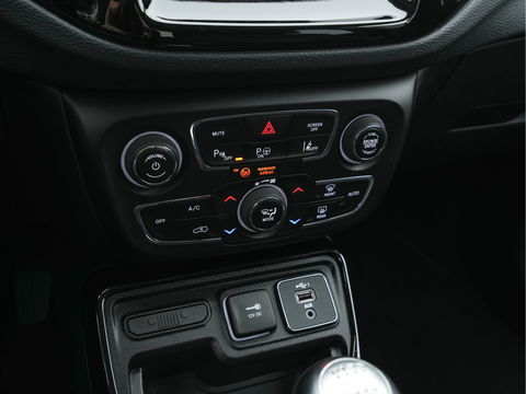 Jeep Compass 1.3T Limited (INCL-BTW) *LEATHER-MICROFIBRE | FULL-LED | NAVI-FULLMAP | KEYLESS | COMFORTSEATS | CAMERA | PRIVACYGLASS | DAB | ECC | PDC | CRUISE | TOWBAR | LANE-ASSIST | CAPRLAY | 18''ALU*