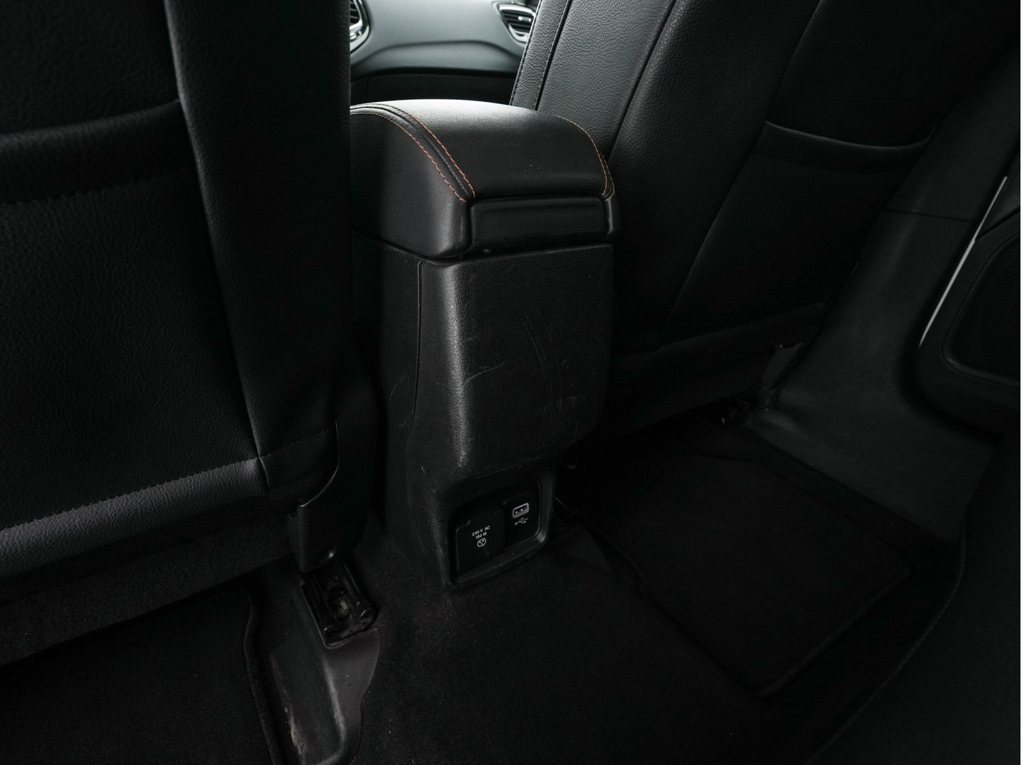 Jeep Compass 1.3T Limited (INCL-BTW) *LEATHER-MICROFIBRE | FULL-LED | NAVI-FULLMAP | KEYLESS | COMFORTSEATS | CAMERA | PRIVACYGLASS | DAB | ECC | PDC | CRUISE | TOWBAR | LANE-ASSIST | CAPRLAY | 18''ALU*