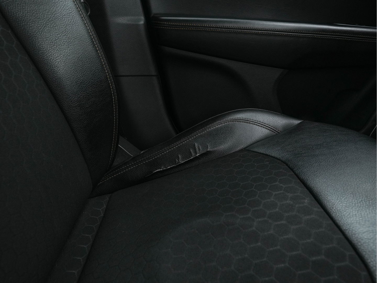 Jeep Compass 1.3T Limited (INCL-BTW) *LEATHER-MICROFIBRE | FULL-LED | NAVI-FULLMAP | KEYLESS | COMFORTSEATS | CAMERA | PRIVACYGLASS | DAB | ECC | PDC | CRUISE | TOWBAR | LANE-ASSIST | CAPRLAY | 18''ALU*