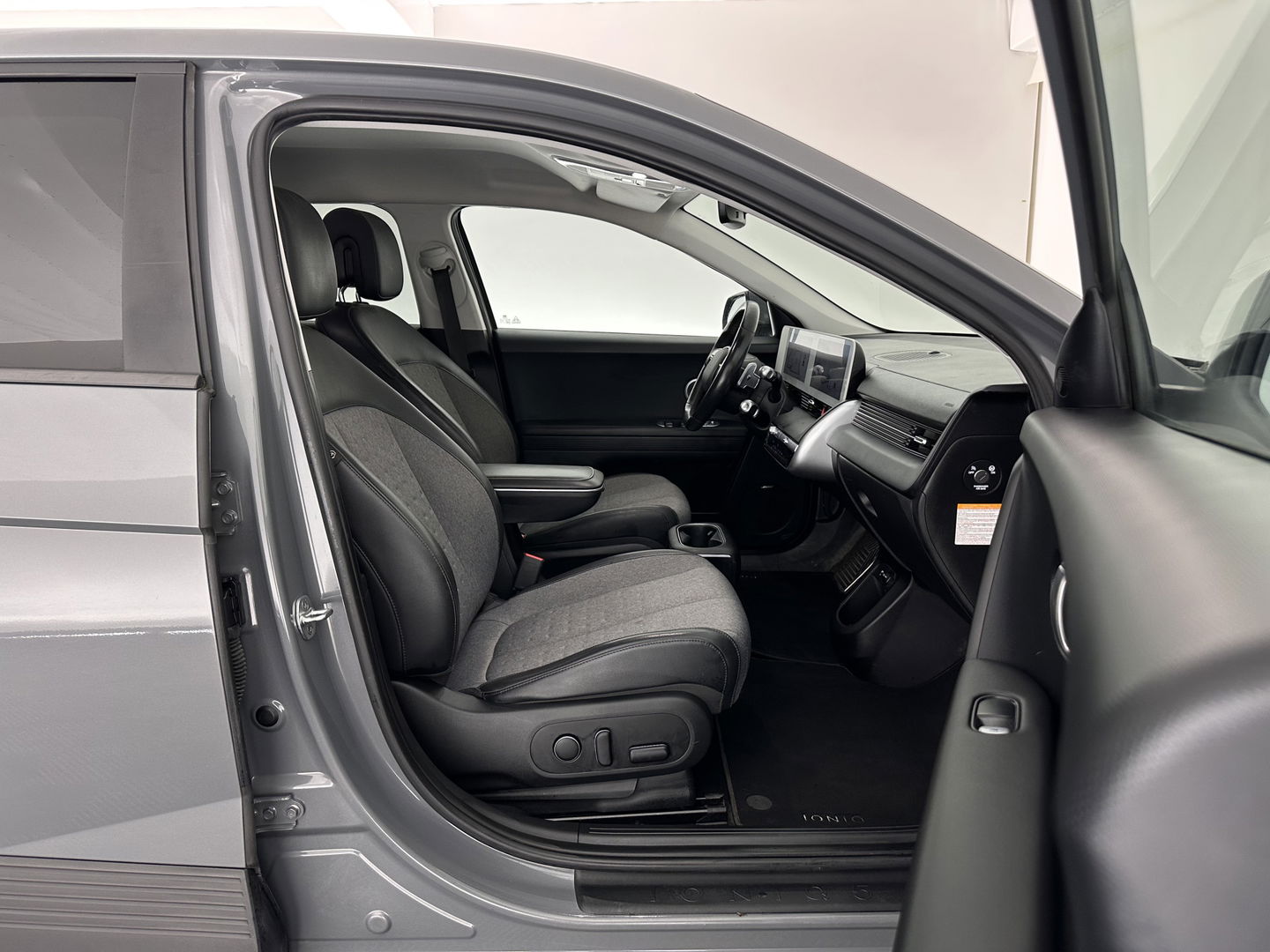 Hyundai IONIQ 5 Connect 73kWh [ 3-Fase-11kW ] {SOH-100%} (INCL-BTW) Aut *LEATHER-FABRIC | FULL-LED | DIGI-COCKPIT | AMBIENTLIGHT | DAB | SHIFTPADDLES | HEAD-UP | NAVI-FULLMAP | KEYLESS | CAMERA | HEATED-COMFORTSEATS | TOWBAR | PRIVACYGLASS  | 19"AL