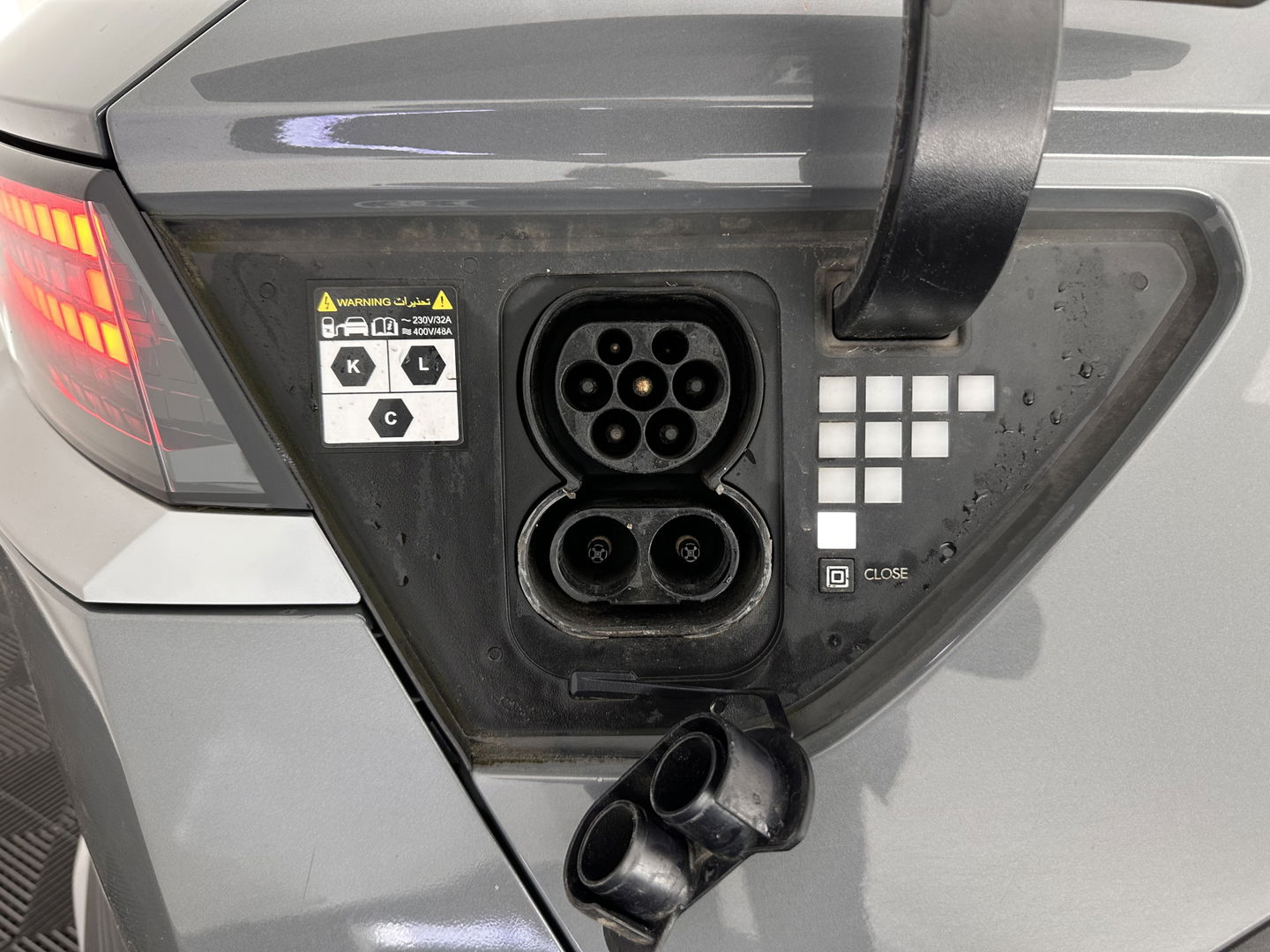 Hyundai IONIQ 5 Connect 73kWh [ 3-Fase-11kW ] {SOH-100%} (INCL-BTW) Aut *LEATHER-FABRIC | FULL-LED | DIGI-COCKPIT | AMBIENTLIGHT | DAB | SHIFTPADDLES | HEAD-UP | NAVI-FULLMAP | KEYLESS | CAMERA | HEATED-COMFORTSEATS | TOWBAR | PRIVACYGLASS  | 19"AL