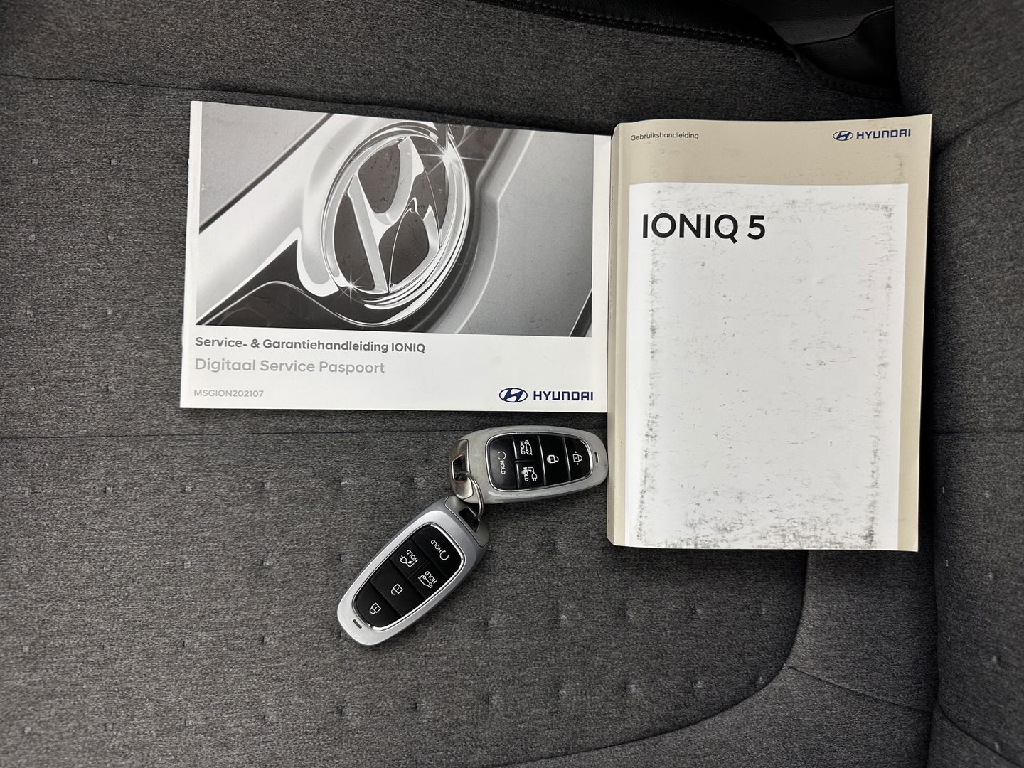 Hyundai IONIQ 5 Connect 73kWh [ 3-Fase-11kW ] {SOH-100%} (INCL-BTW) Aut *LEATHER-FABRIC | FULL-LED | DIGI-COCKPIT | AMBIENTLIGHT | DAB | SHIFTPADDLES | HEAD-UP | NAVI-FULLMAP | KEYLESS | CAMERA | HEATED-COMFORTSEATS | TOWBAR | PRIVACYGLASS  | 19"AL