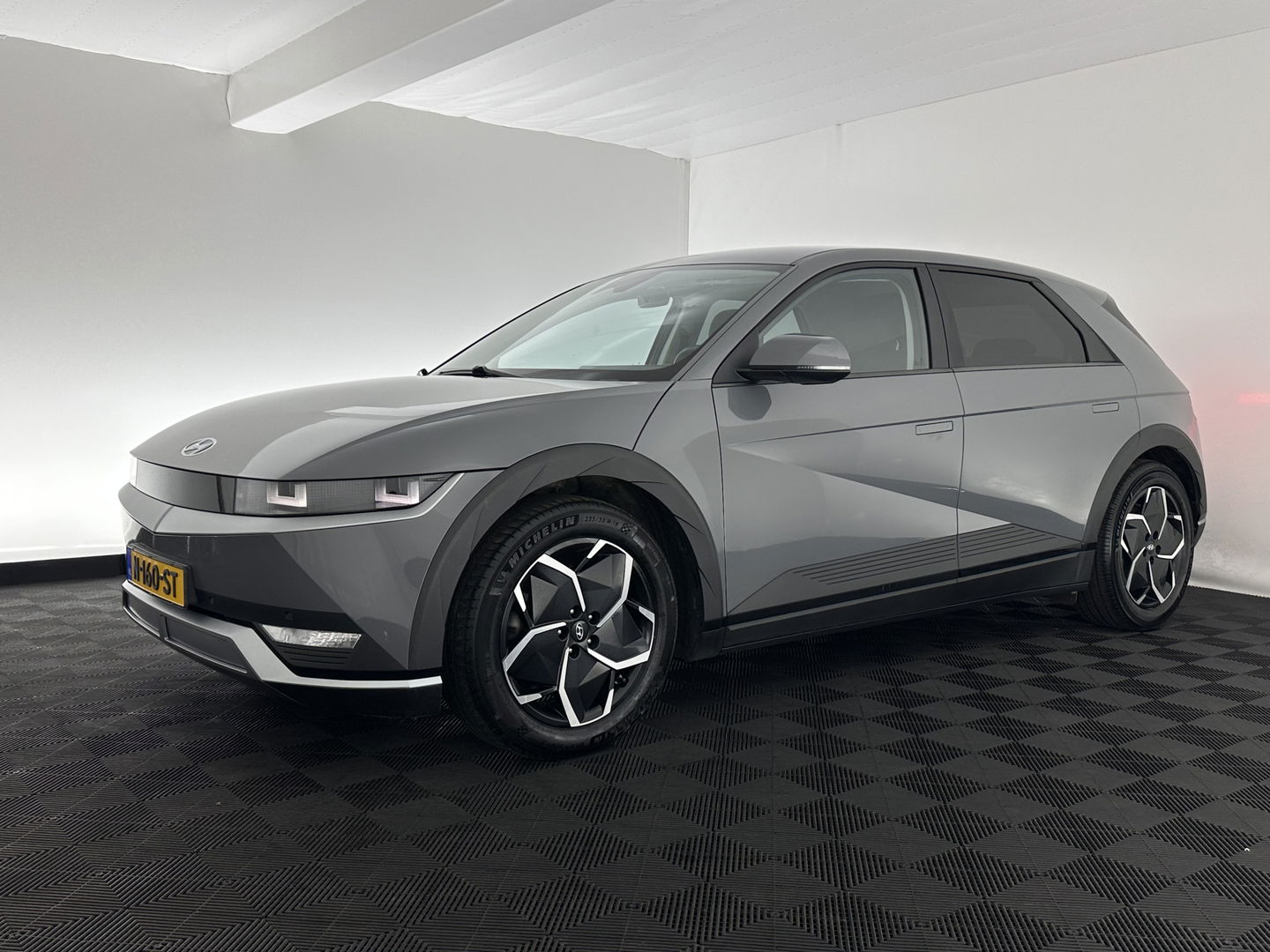 Hyundai IONIQ 5 Connect 73kWh [ 3-Fase-11kW ] {SOH-100%} (INCL-BTW) Aut *LEATHER-FABRIC | FULL-LED | DIGI-COCKPIT | AMBIENTLIGHT | DAB | SHIFTPADDLES | HEAD-UP | NAVI-FULLMAP | KEYLESS | CAMERA | HEATED-COMFORTSEATS | TOWBAR | PRIVACYGLASS  | 19"AL