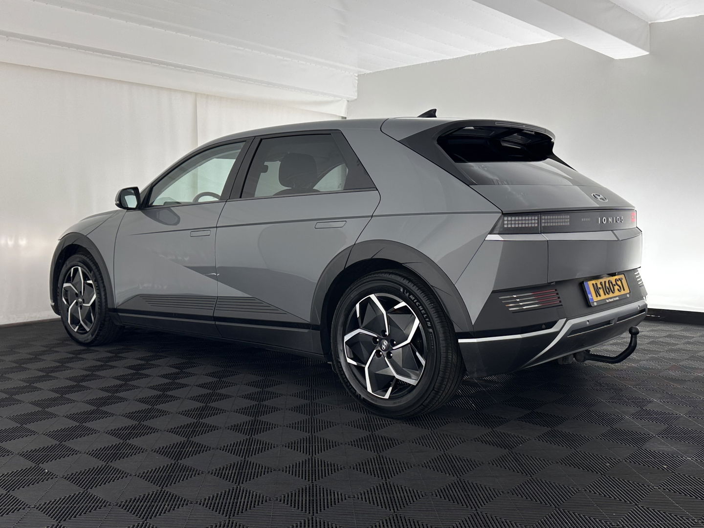 Hyundai IONIQ 5 Connect 73kWh [ 3-Fase-11kW ] {SOH-100%} (INCL-BTW) Aut *LEATHER-FABRIC | FULL-LED | DIGI-COCKPIT | AMBIENTLIGHT | DAB | SHIFTPADDLES | HEAD-UP | NAVI-FULLMAP | KEYLESS | CAMERA | HEATED-COMFORTSEATS | TOWBAR | PRIVACYGLASS  | 19"AL