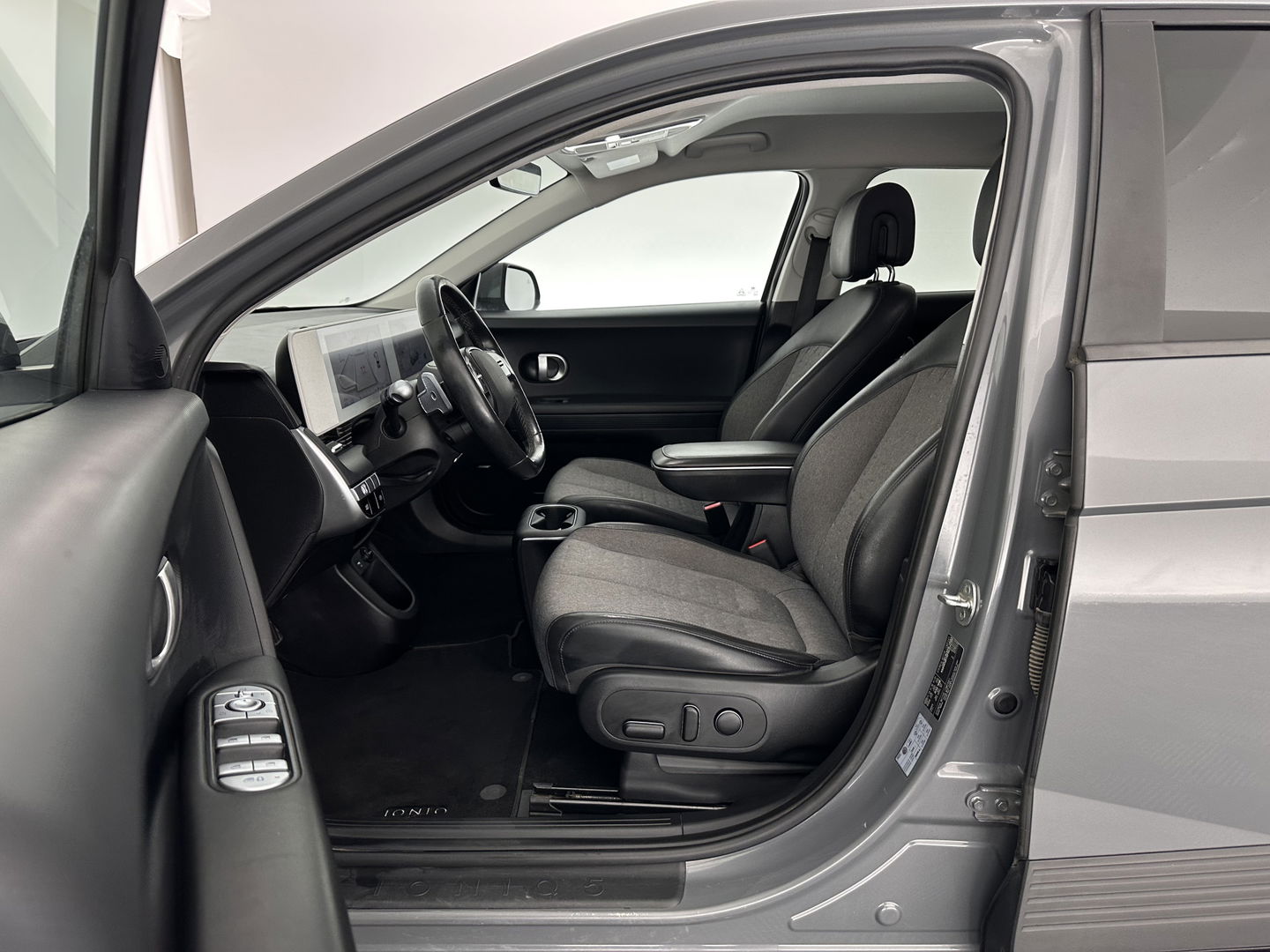 Hyundai IONIQ 5 Connect 73kWh [ 3-Fase-11kW ] {SOH-100%} (INCL-BTW) Aut *LEATHER-FABRIC | FULL-LED | DIGI-COCKPIT | AMBIENTLIGHT | DAB | SHIFTPADDLES | HEAD-UP | NAVI-FULLMAP | KEYLESS | CAMERA | HEATED-COMFORTSEATS | TOWBAR | PRIVACYGLASS  | 19"AL