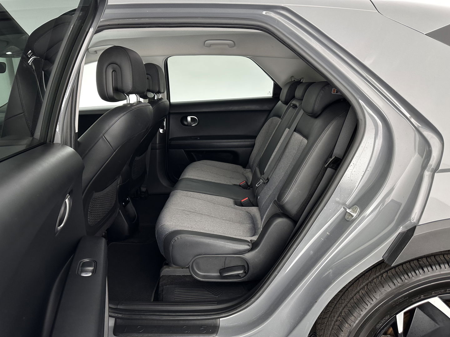 Hyundai IONIQ 5 Connect 73kWh [ 3-Fase-11kW ] {SOH-100%} (INCL-BTW) Aut *LEATHER-FABRIC | FULL-LED | DIGI-COCKPIT | AMBIENTLIGHT | DAB | SHIFTPADDLES | HEAD-UP | NAVI-FULLMAP | KEYLESS | CAMERA | HEATED-COMFORTSEATS | TOWBAR | PRIVACYGLASS  | 19"AL