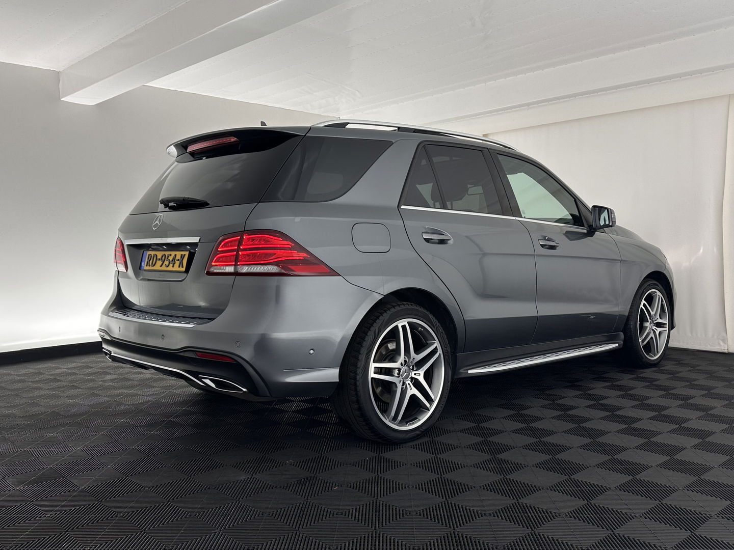 Mercedes-Benz GLE 350 d 4MATIC AMG Sport Edition (INCL-BTW) *PANO | DISTRONIC-PLUS | LEATHER | FULL-LED | BLINDSPOT | HARMAN/KARDON | TOPVIEW | MEMORY-PACK | AIRSUSPENSION | HEATED-COMFORTSEATS | NAVI-FULLMAP | PRIVACYGLASS | 21"ALU*