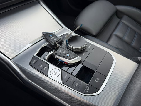 BMW 3 Serie Touring 330e High Exe M-Sport|Pano|Harman/Kardon|Head-Up|Memory|ACC|Camera|Leder|Carplay|292PK