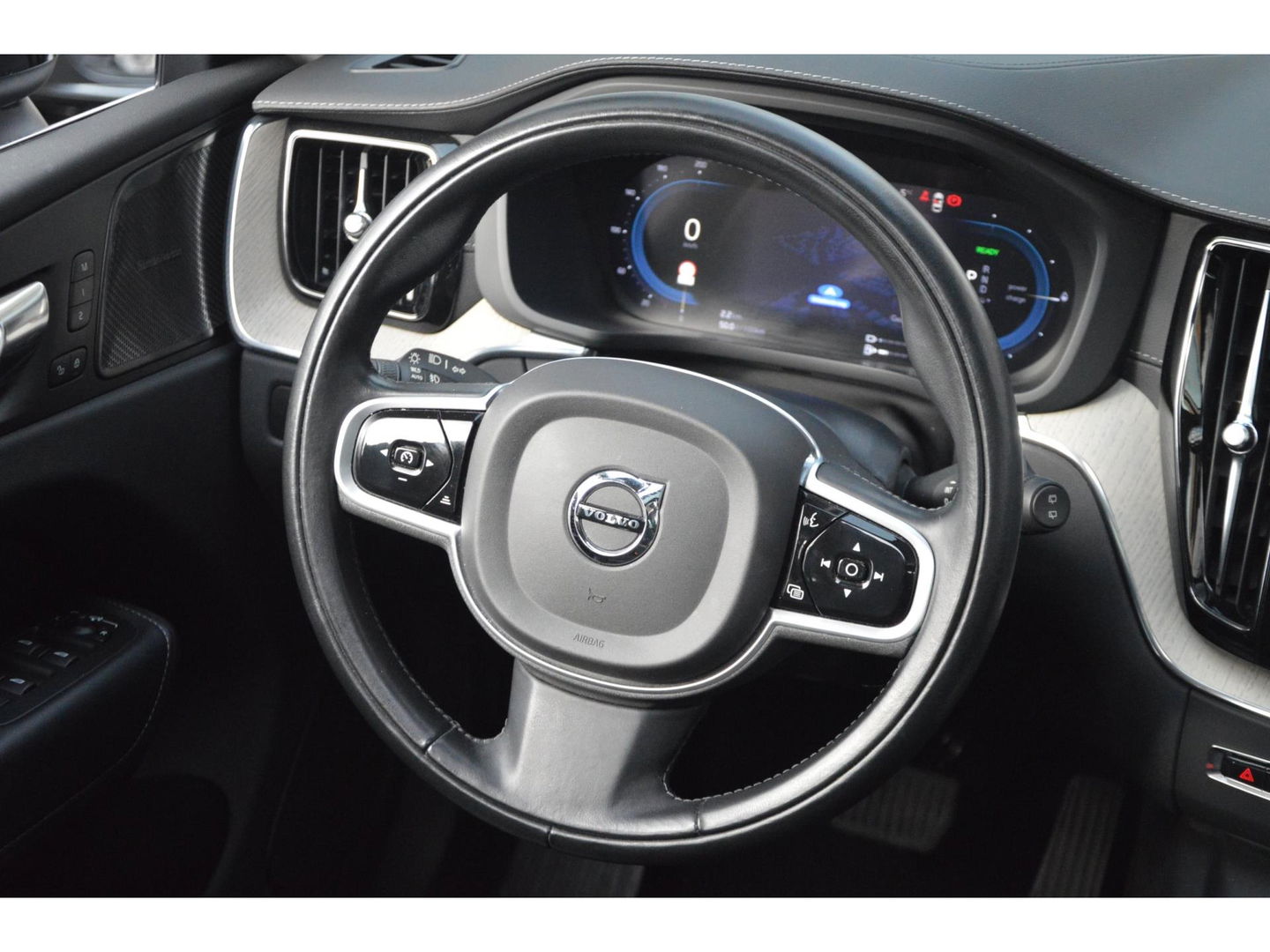 Volvo XC60 T6 Hybride LONG RANGE | Luchtvering | Massage | Stoelventilatie | Panoramadak | 360° Camera | Harman/Kardon |