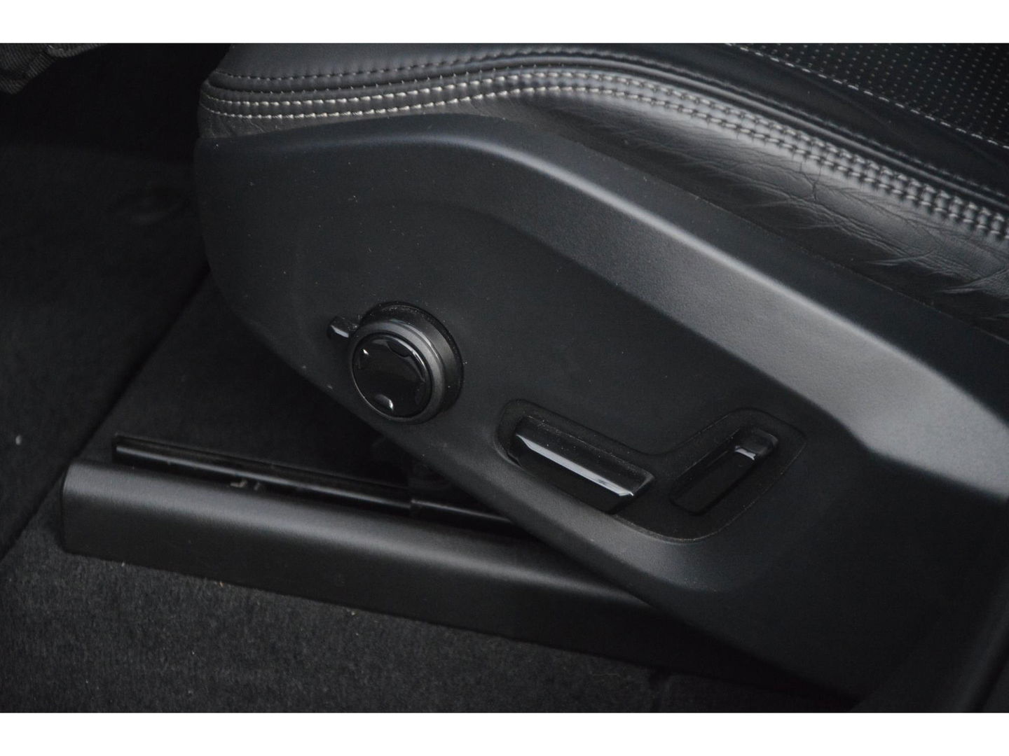 Volvo XC60 T6 Hybride LONG RANGE | Luchtvering | Massage | Stoelventilatie | Panoramadak | 360° Camera | Harman/Kardon |