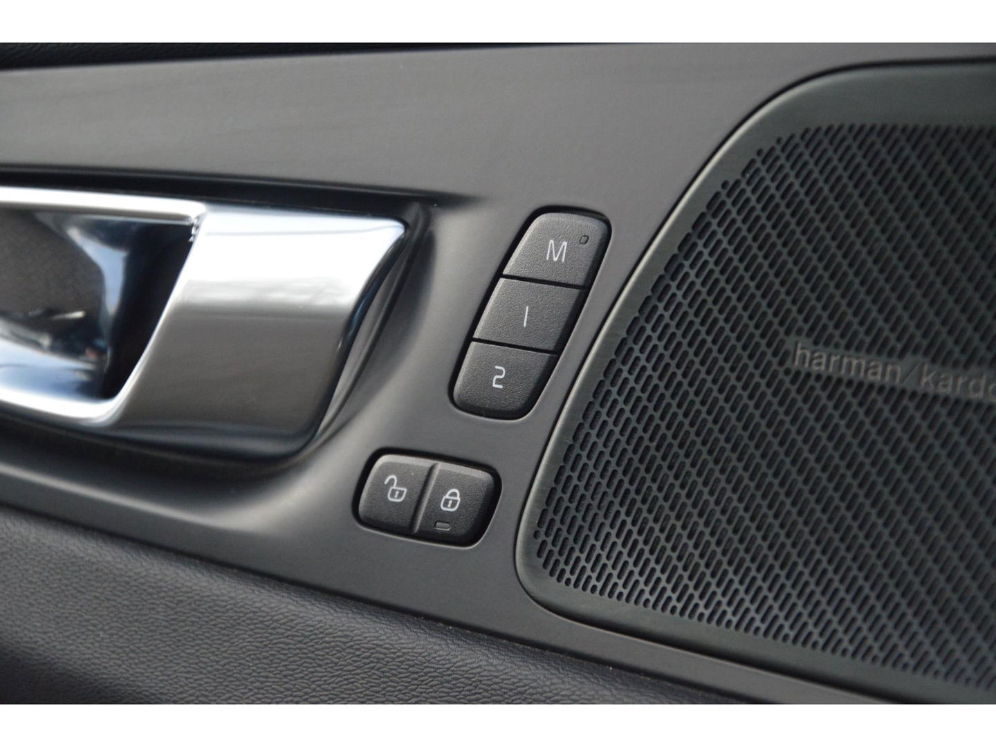 Volvo XC60 T6 Hybride LONG RANGE | Luchtvering | Massage | Stoelventilatie | Panoramadak | 360° Camera | Harman/Kardon |