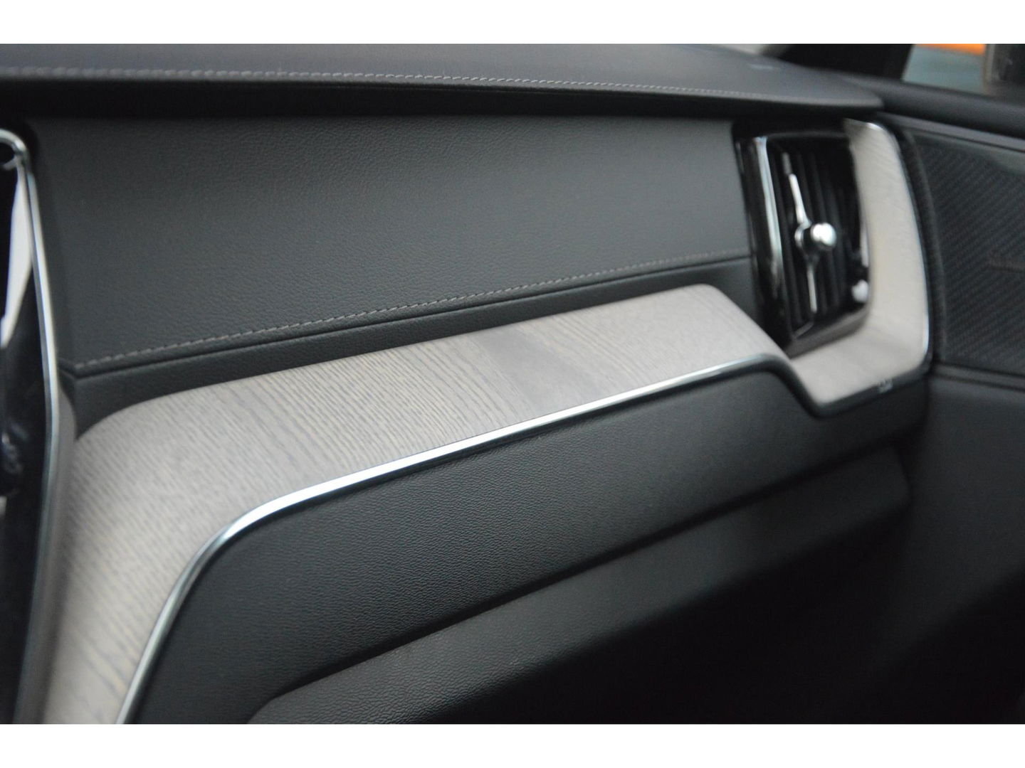 Volvo XC60 T6 Hybride LONG RANGE | Luchtvering | Massage | Stoelventilatie | Panoramadak | 360° Camera | Harman/Kardon |