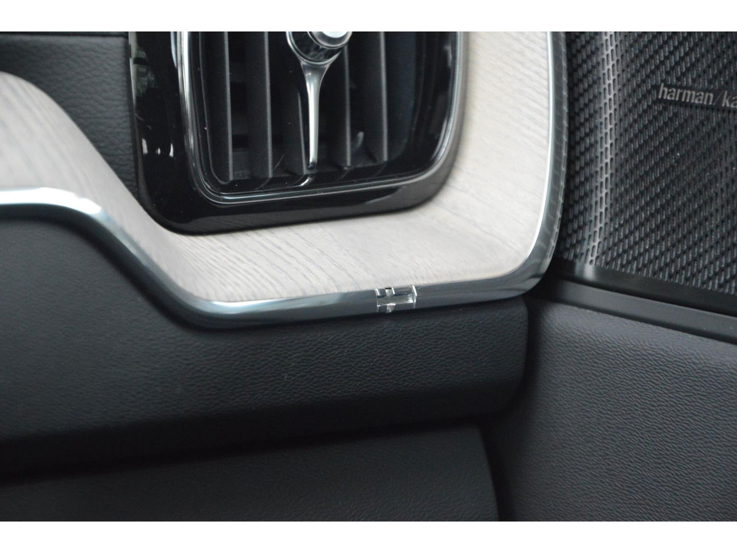 Volvo XC60 T6 Hybride LONG RANGE | Luchtvering | Massage | Stoelventilatie | Panoramadak | 360° Camera | Harman/Kardon |