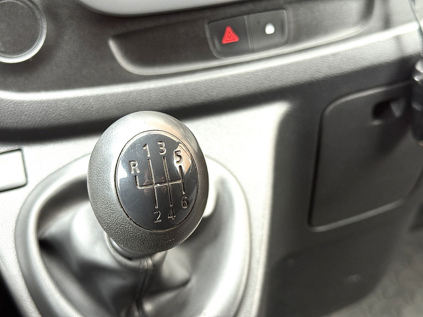 Opel Vivaro 1.6 CDTI L1H1 Sport EcoFlex | 3 Persoons | Camera | Navigatie | Trekhaak | Airconditioning | Cruise Control | Parkeersensoren | Bluetooth | Multifunctioneel Stuurwiel |