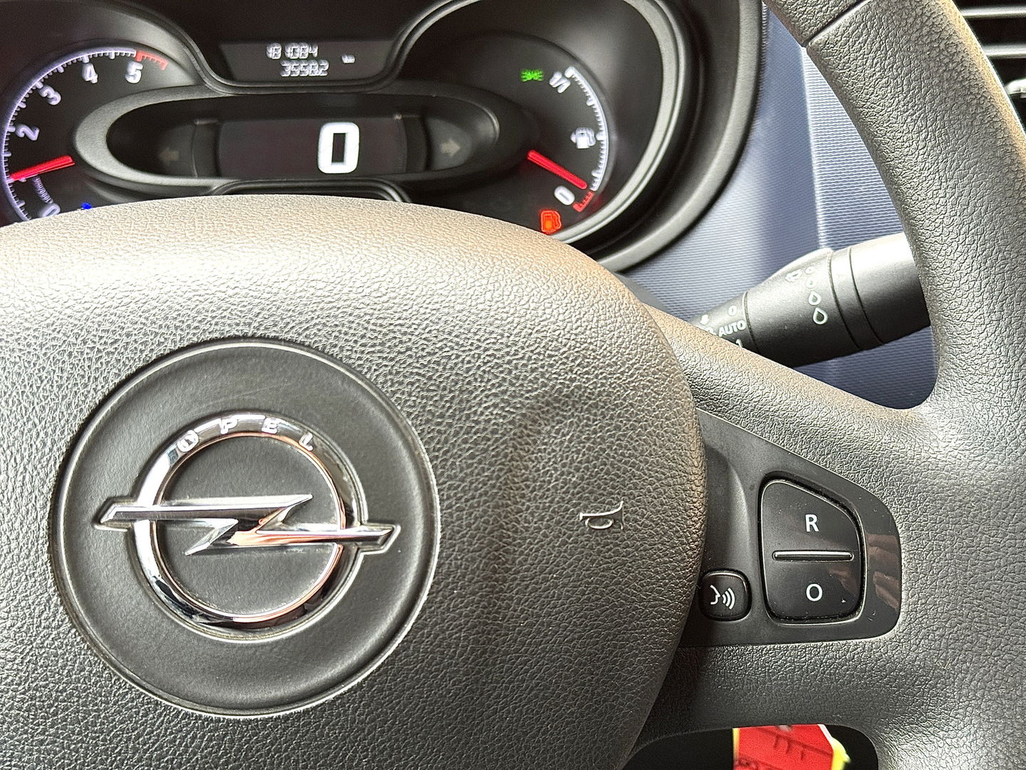 Opel Vivaro 1.6 CDTI L1H1 Sport EcoFlex | 3 Persoons | Camera | Navigatie | Trekhaak | Airconditioning | Cruise Control | Parkeersensoren | Bluetooth | Multifunctioneel Stuurwiel |