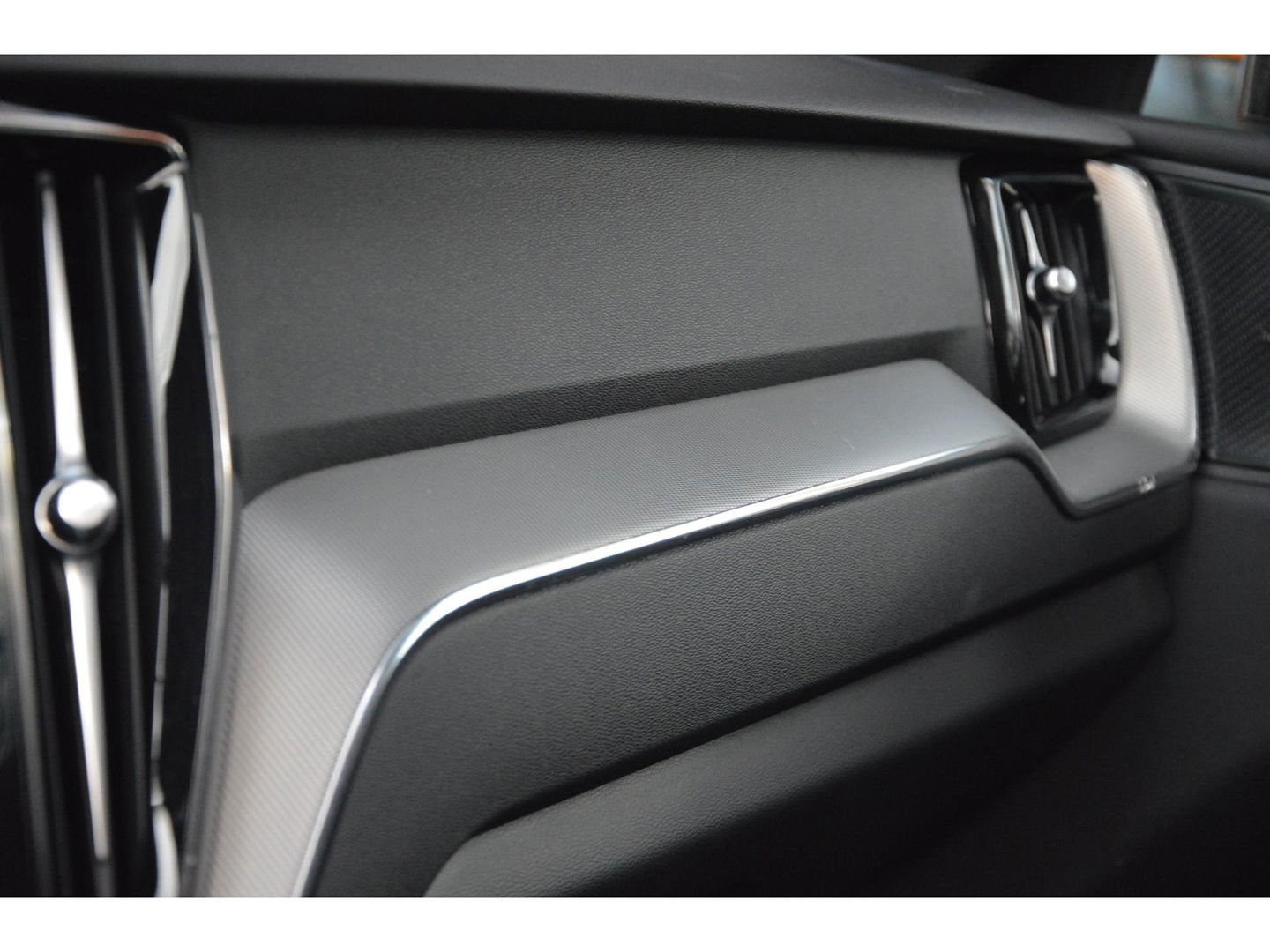 Volvo XC60 T8 Hybride AWD Plus Bright | Luchtvering | Trekhaak | Panoramadak | Stoel + Stuur Verwarmd | Harman/Kardon | Camera |