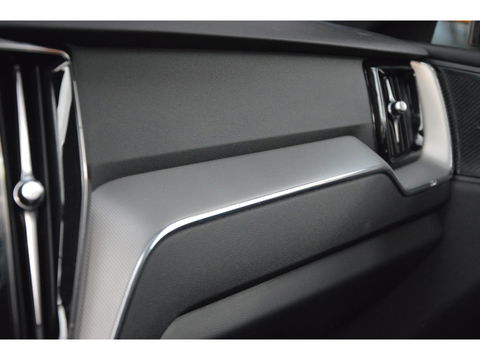 Volvo XC60 T8 Hybride AWD Plus Bright | Luchtvering | Trekhaak | Panoramadak | Stoel + Stuur Verwarmd | Harman/Kardon | Camera |