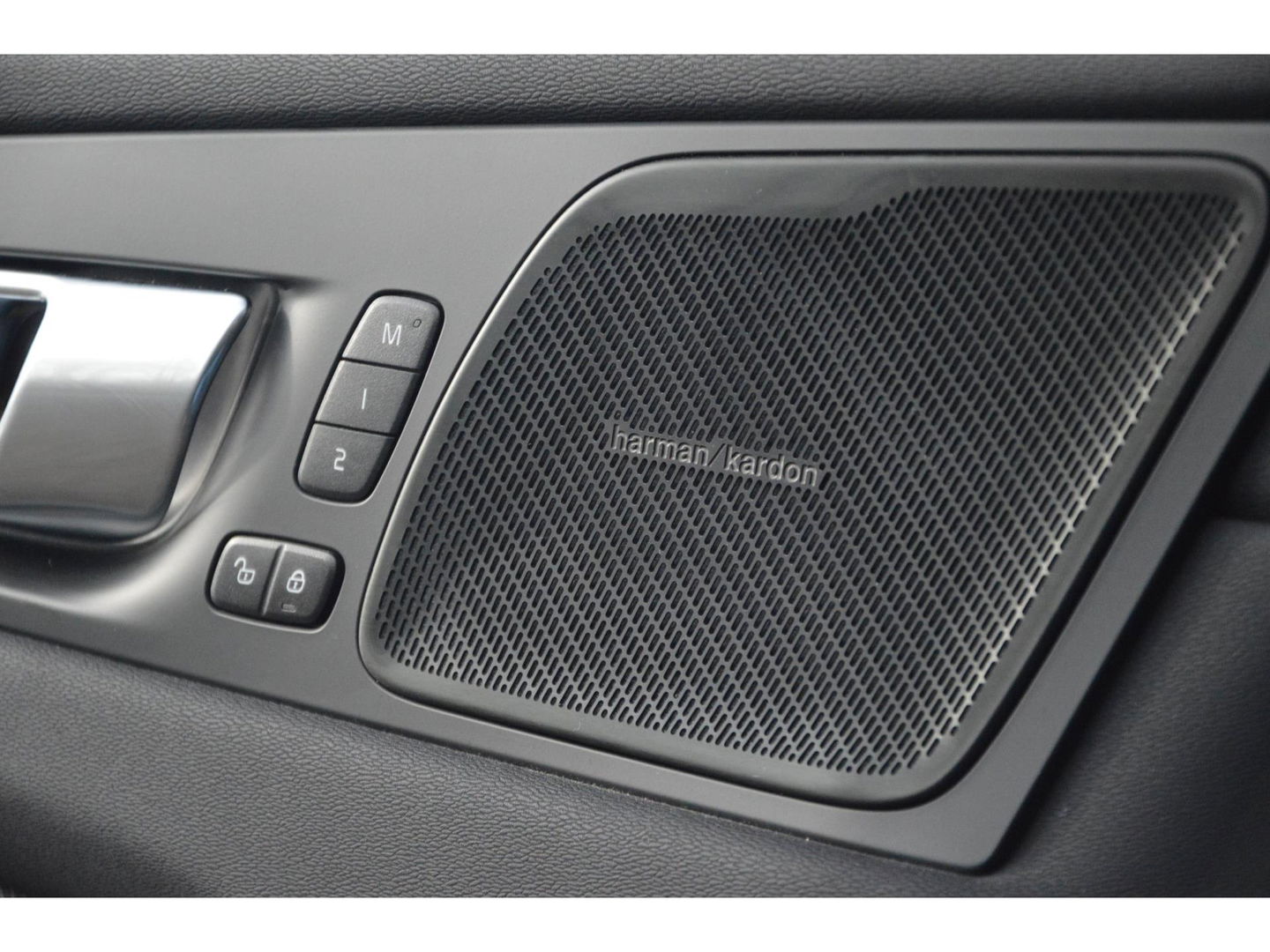 Volvo XC60 T8 Hybride AWD Plus Bright | Luchtvering | Trekhaak | Panoramadak | Stoel + Stuur Verwarmd | Harman/Kardon | Camera |