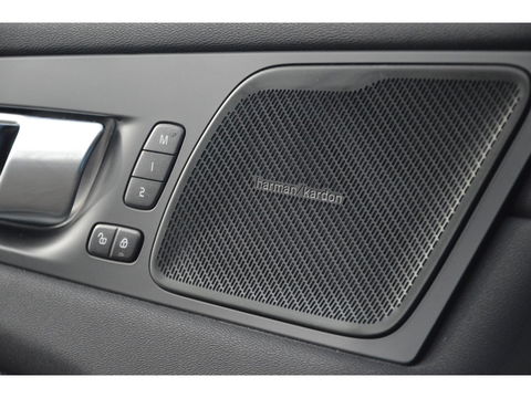 Volvo XC60 T8 Hybride AWD Plus Bright | Luchtvering | Trekhaak | Panoramadak | Stoel + Stuur Verwarmd | Harman/Kardon | Camera |