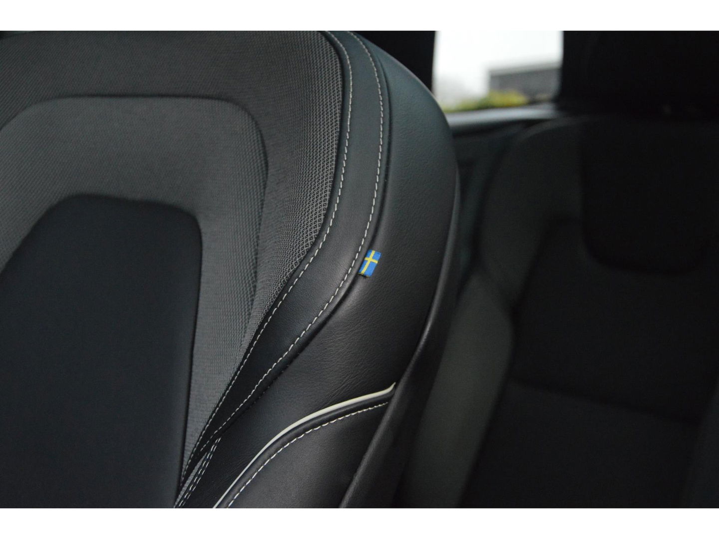 Volvo XC60 T8 Hybride AWD Plus Bright | Luchtvering | Trekhaak | Panoramadak | Stoel + Stuur Verwarmd | Harman/Kardon | Camera |