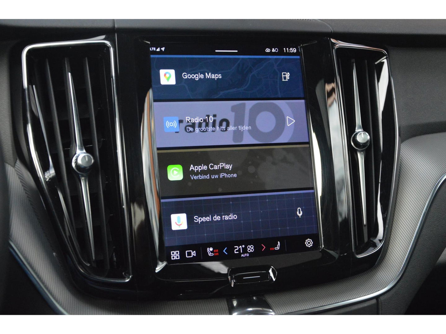 Volvo XC60 T8 Hybride AWD Plus Bright | Luchtvering | Trekhaak | Panoramadak | Stoel + Stuur Verwarmd | Harman/Kardon | Camera |