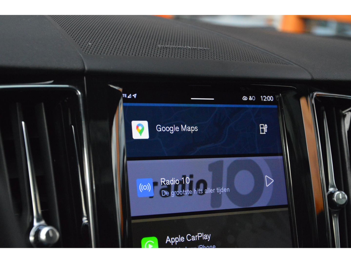 Volvo XC60 T8 Hybride AWD Plus Bright | Luchtvering | Trekhaak | Panoramadak | Stoel + Stuur Verwarmd | Harman/Kardon | Camera |