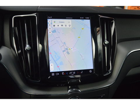 Volvo XC60 T8 Hybride AWD Plus Bright | Luchtvering | Trekhaak | Panoramadak | Stoel + Stuur Verwarmd | Harman/Kardon | Camera |