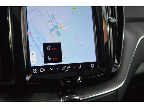 Volvo XC60 T8 Hybride AWD Plus Bright | Luchtvering | Trekhaak | Panoramadak | Stoel + Stuur Verwarmd | Harman/Kardon | Camera |