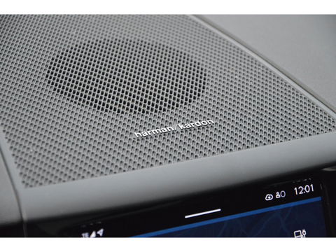 Volvo XC60 T8 Hybride AWD Plus Bright | Luchtvering | Trekhaak | Panoramadak | Stoel + Stuur Verwarmd | Harman/Kardon | Camera |