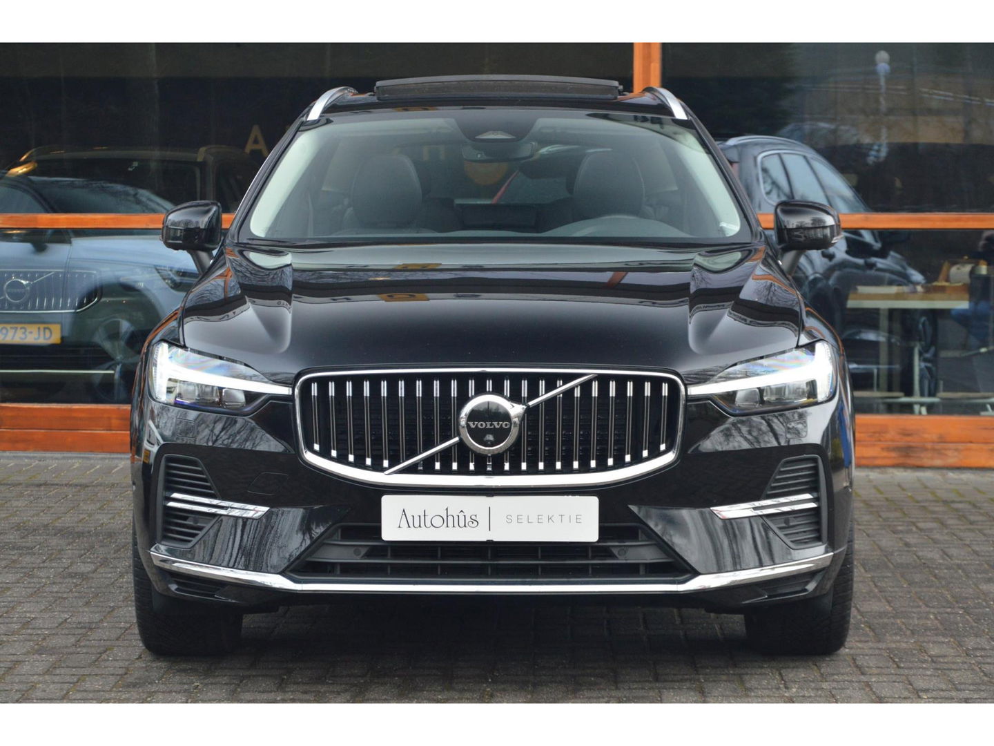 Volvo XC60 T8 Hybride AWD Plus Bright | Luchtvering | Trekhaak | Panoramadak | Stoel + Stuur Verwarmd | Harman/Kardon | Camera |