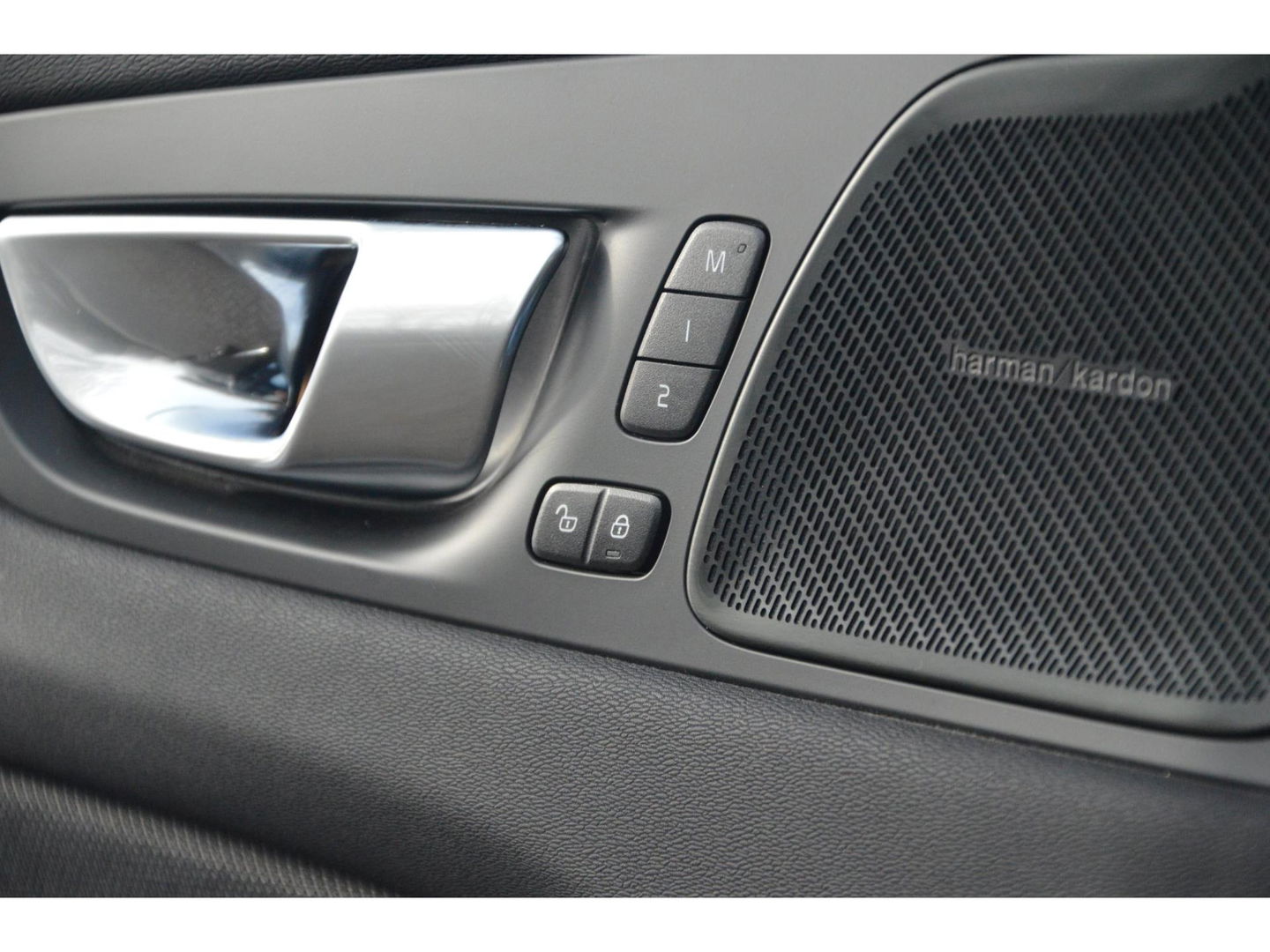 Volvo XC60 T8 Hybride AWD Plus Bright | Luchtvering | Trekhaak | Panoramadak | Stoel + Stuur Verwarmd | Harman/Kardon | Camera |